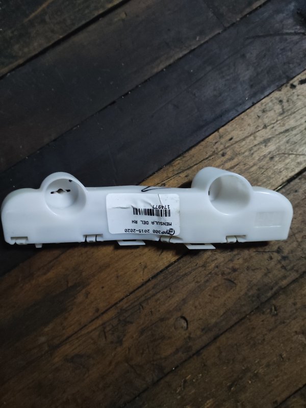 Mensula De Tapabarro Derecho Nissan Np300 2015-2019