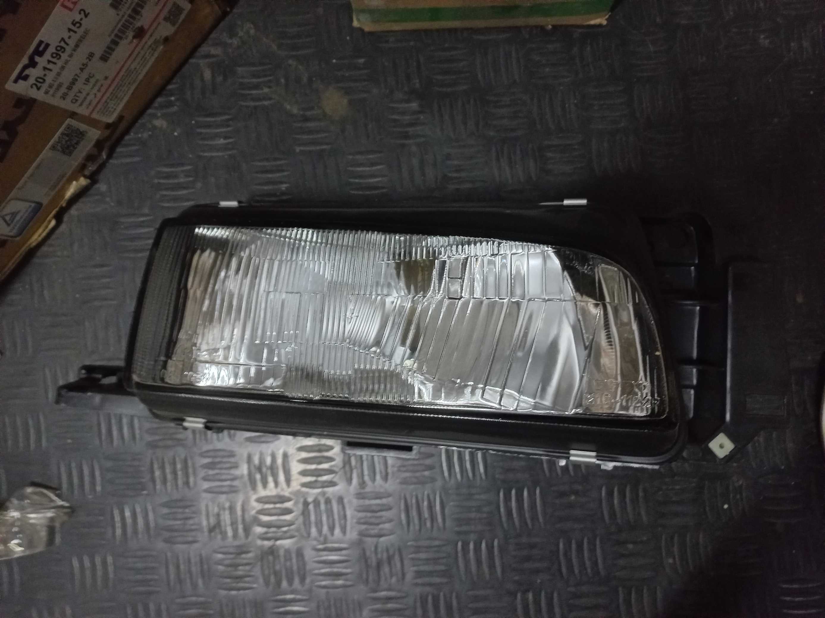 Optico derecho mazda 323 1992 1993 1994 1995 1996 1997