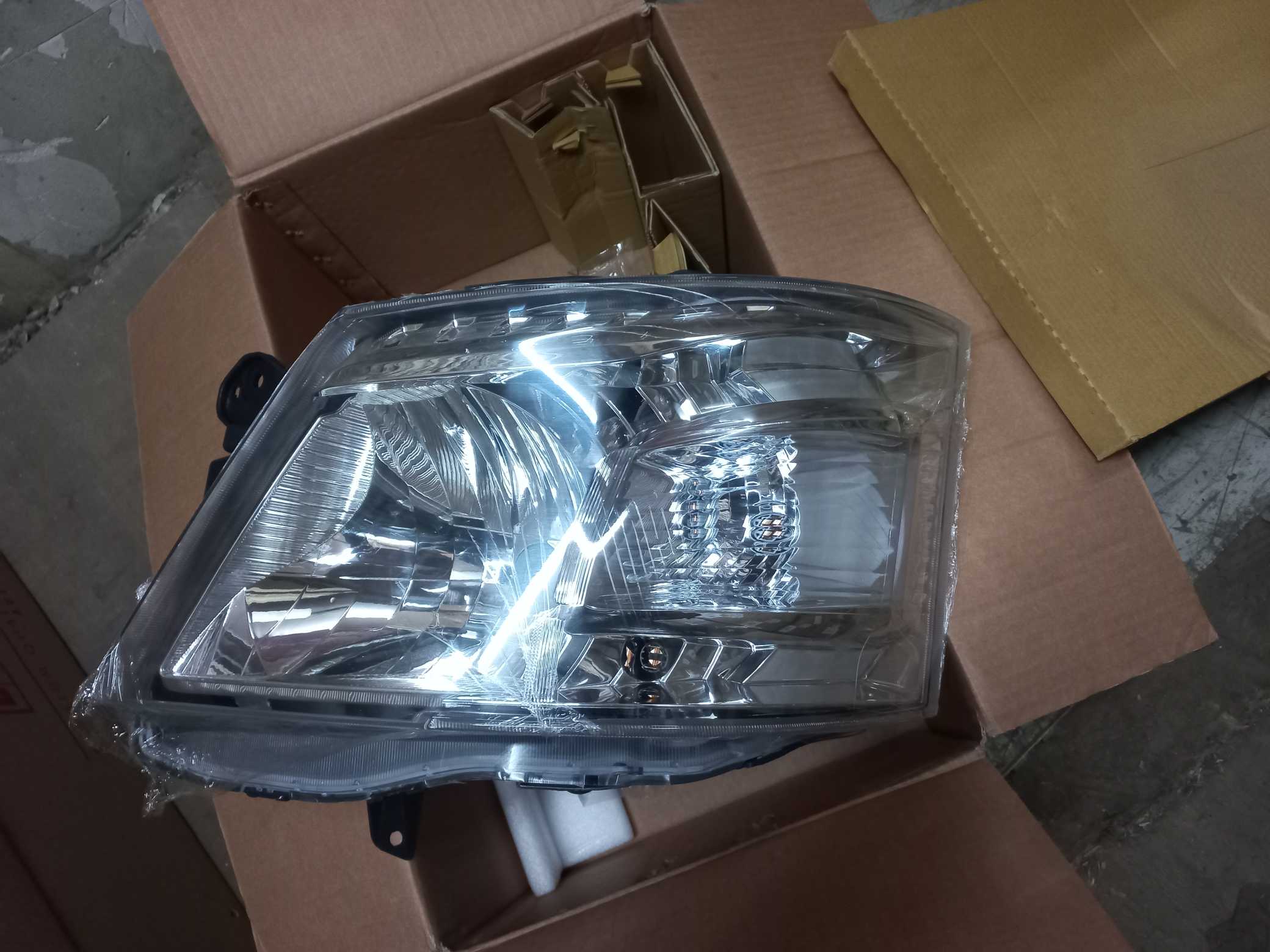 Optico Izquierdo Nissan Nv350 2015-2018