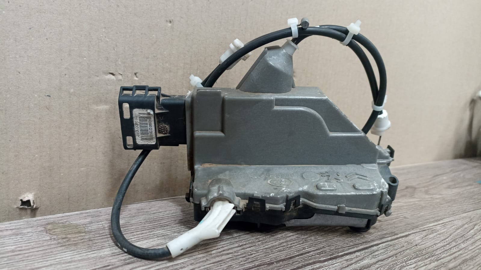 Chapa puerta trasera izquierda peugeot 5008