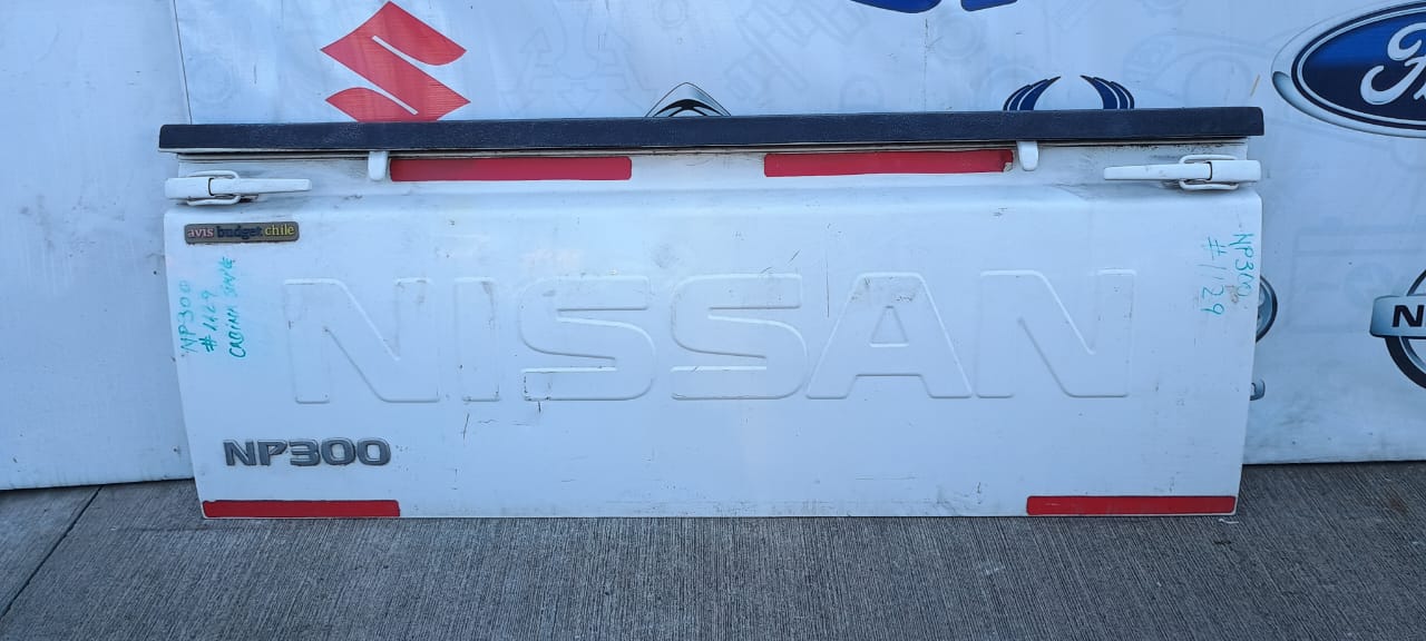 Tapa maleta / portalon nissan np300