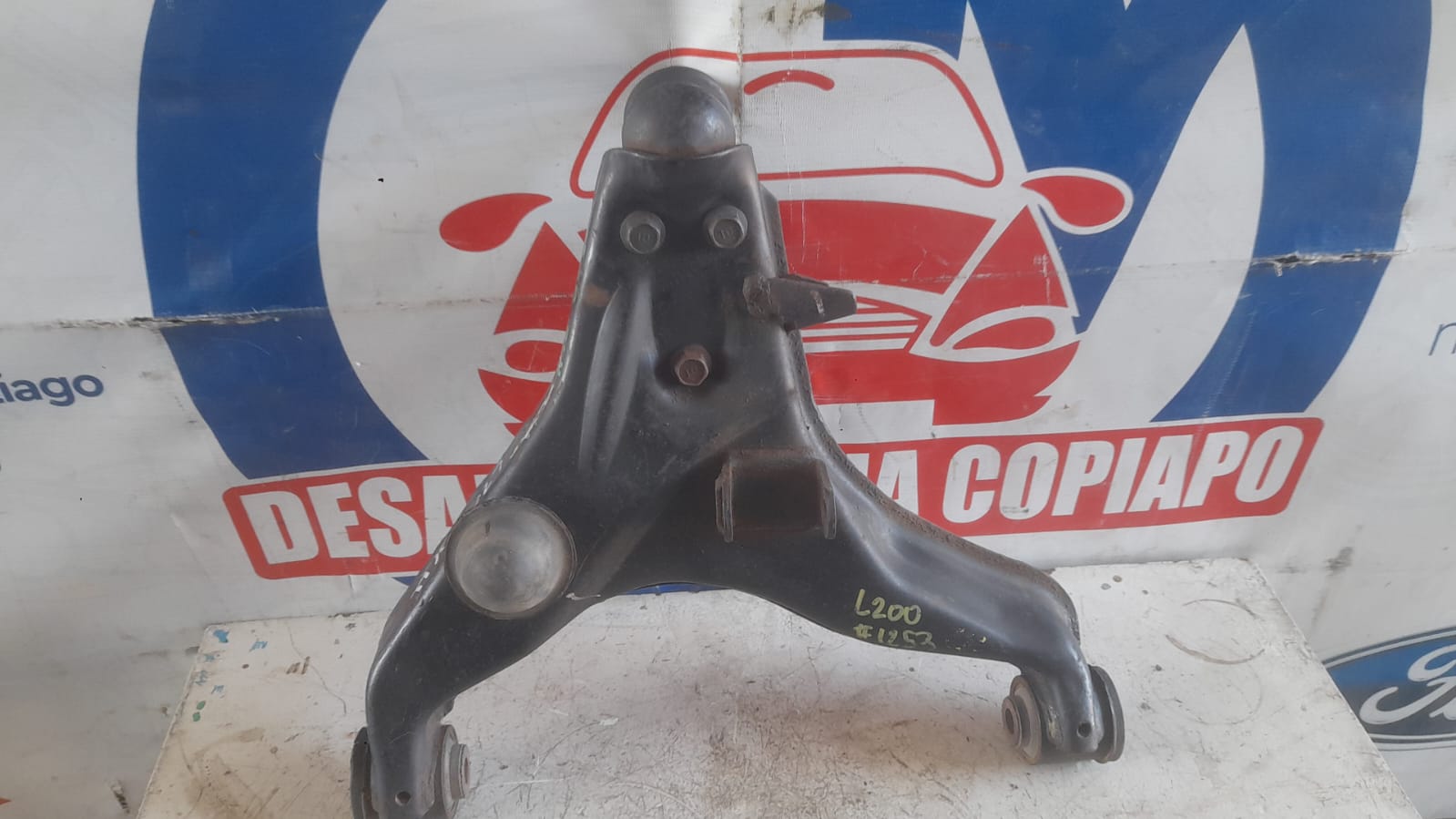 Bandeja delantera izquierda inferior mitsubishi l200