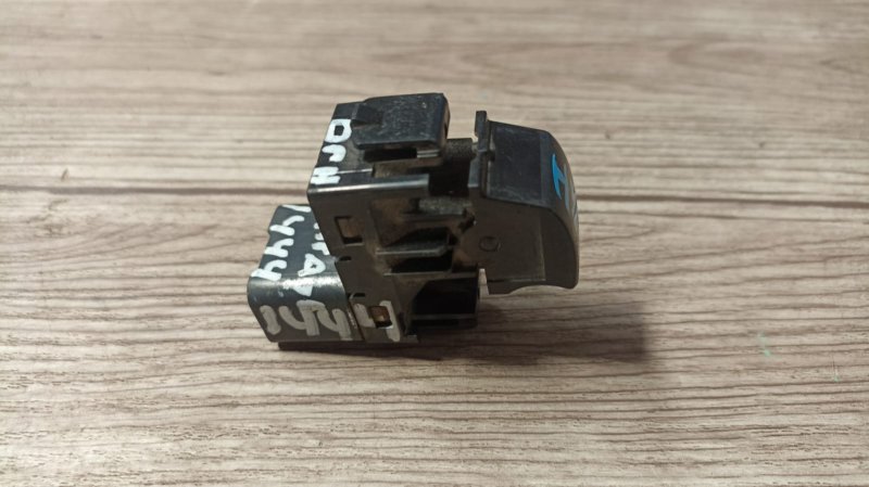 Boton alzavidrio unitario delantero derecho peugeot bipper