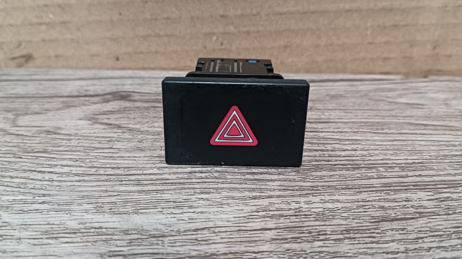 Boton hazard (intermitentes) mitsubishi l200