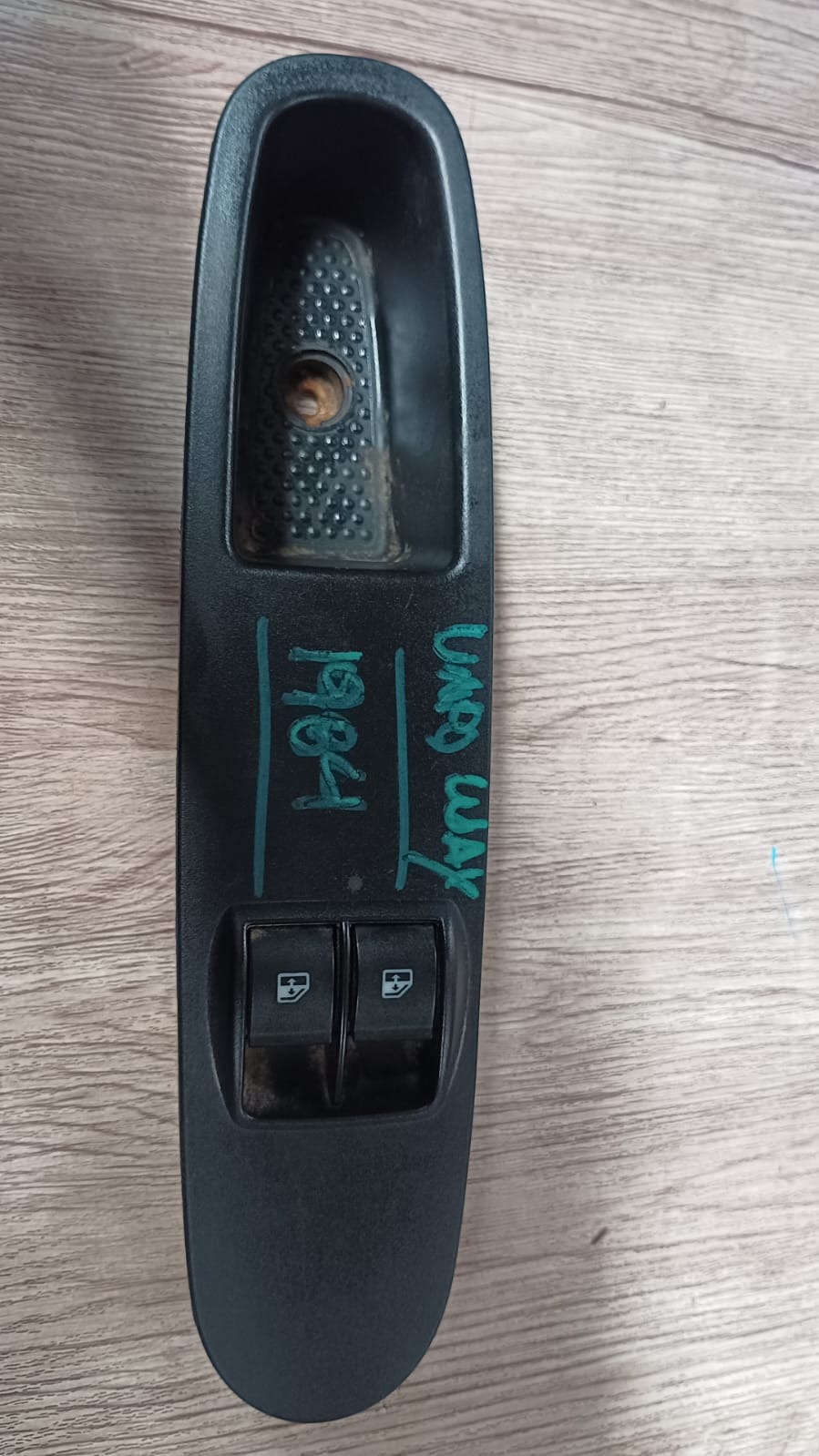 Botonera alzavidrio delantera izquierda principal fiat uno way