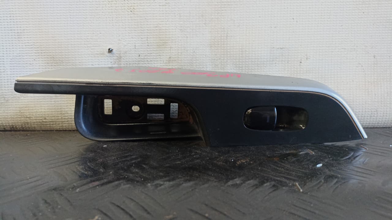 Boton alzavidrio unitario trasero derecho nissan np300
