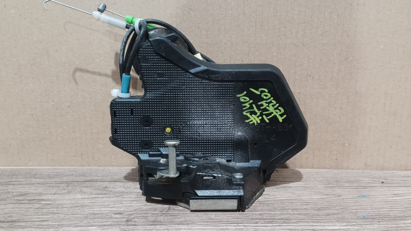 Chapa puerta trasera izquierda daihatsu terios