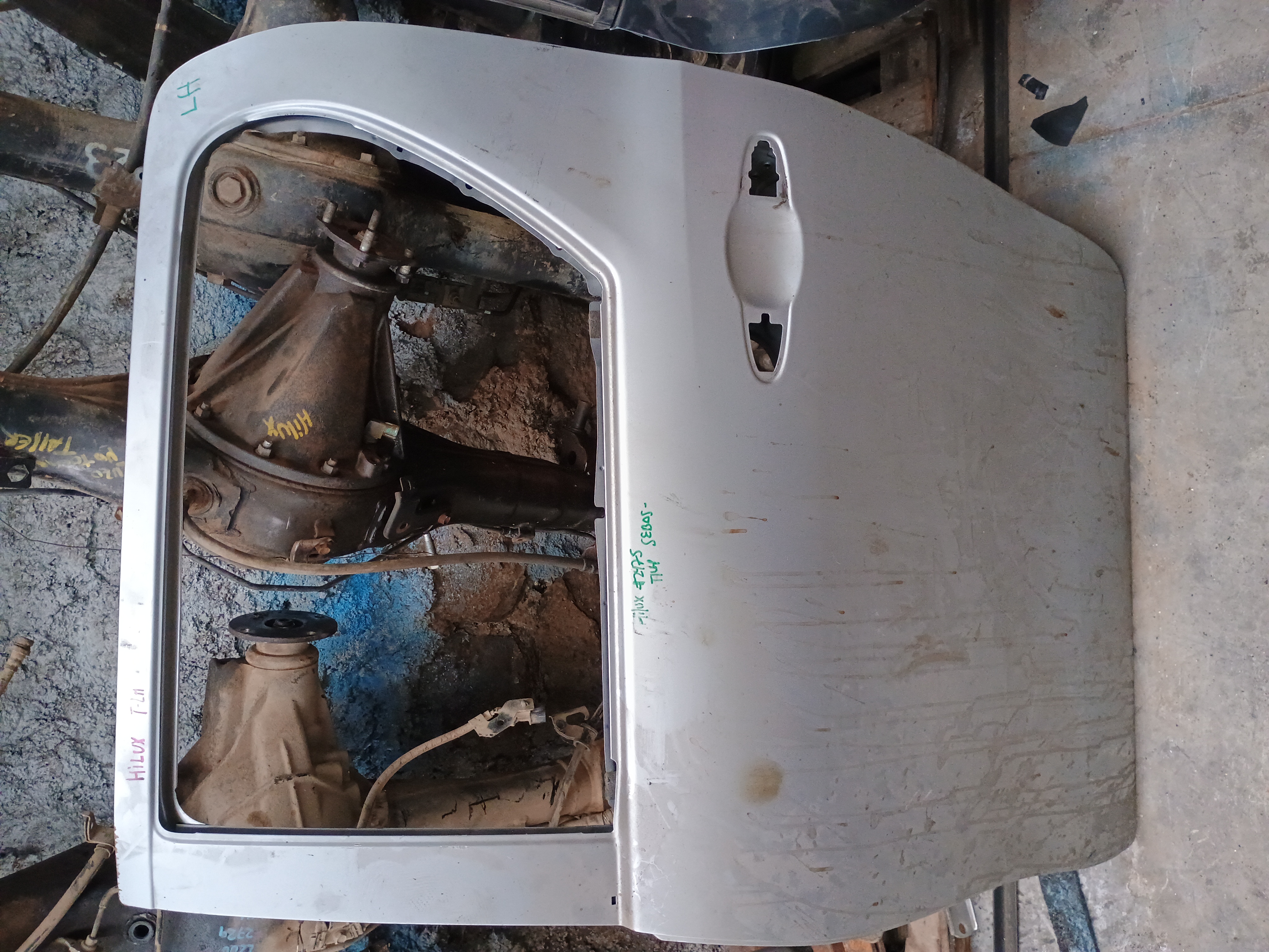 Puerta trasera izquierda toyota hilux
