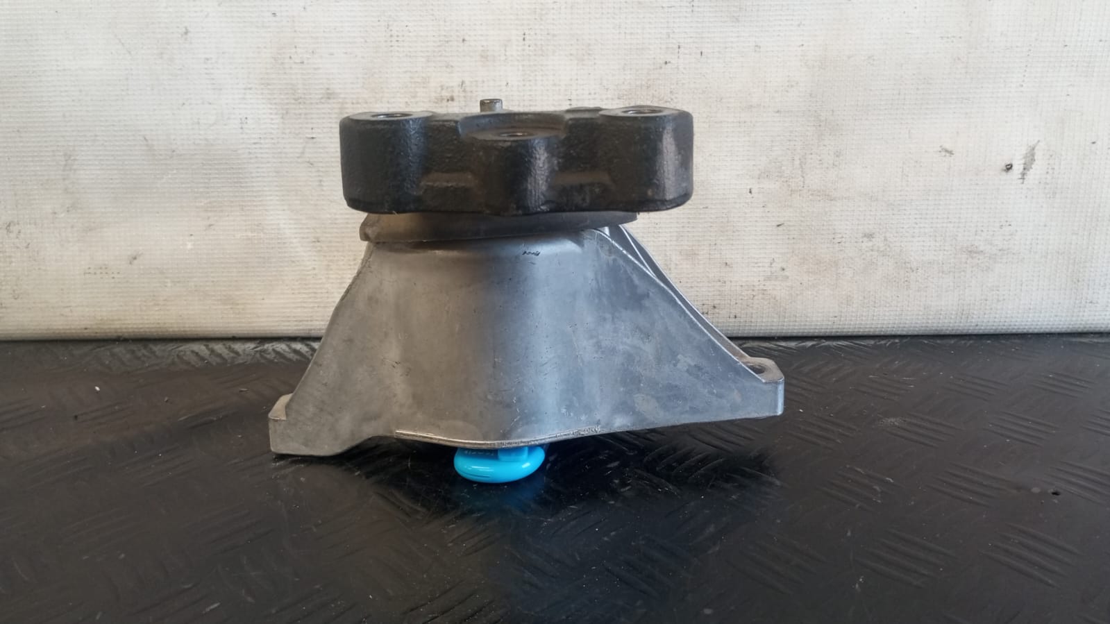 Soporte de motor derecho kia carnival