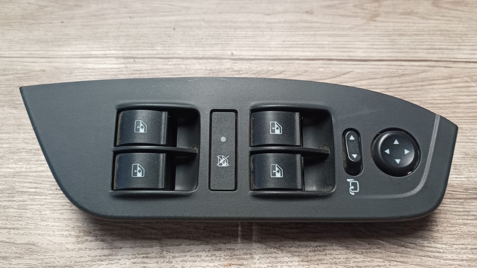 Botonera alzavidrio delantera izquierda principal fiat argo