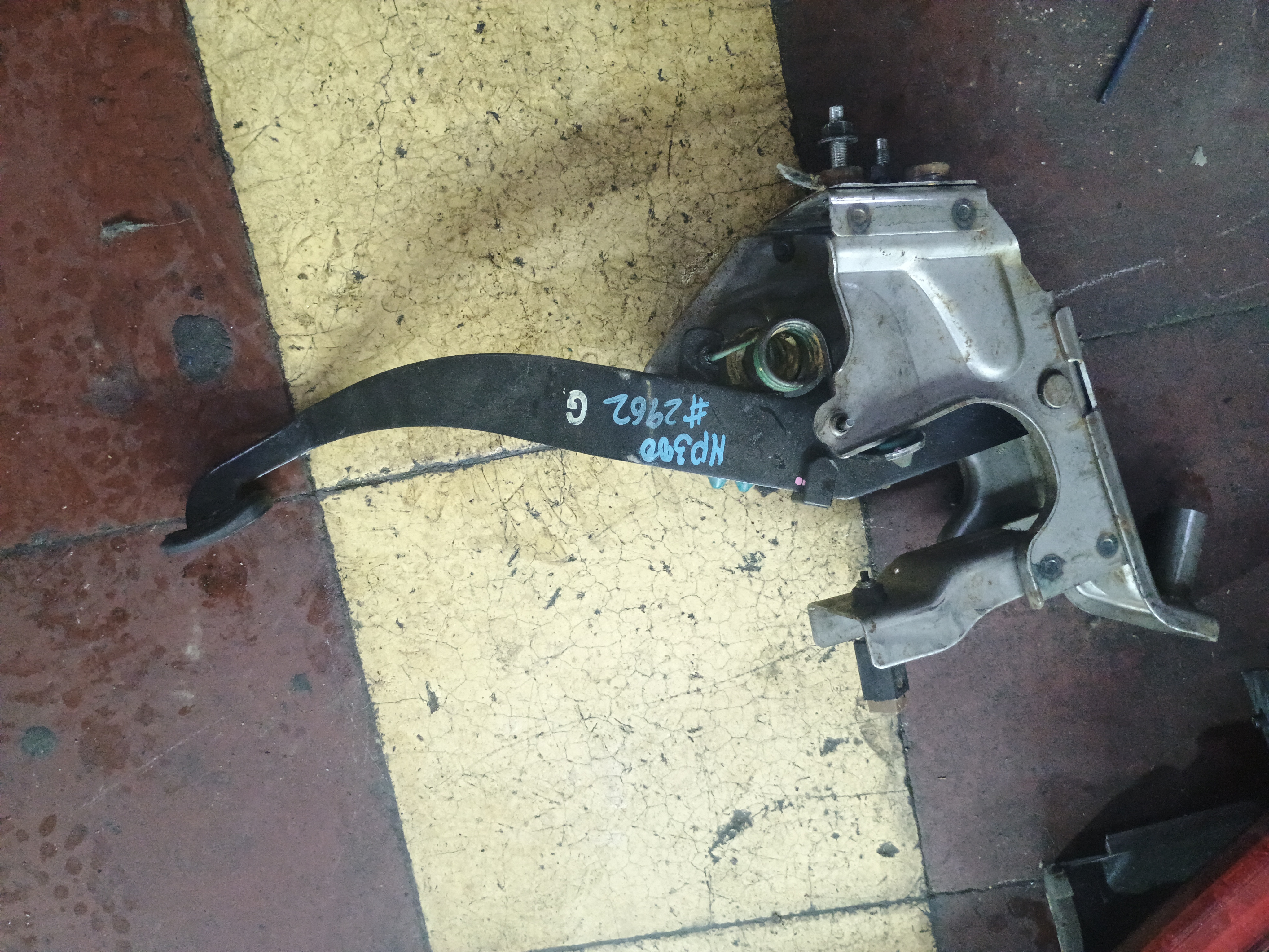 Pedal de embrague nissan np300