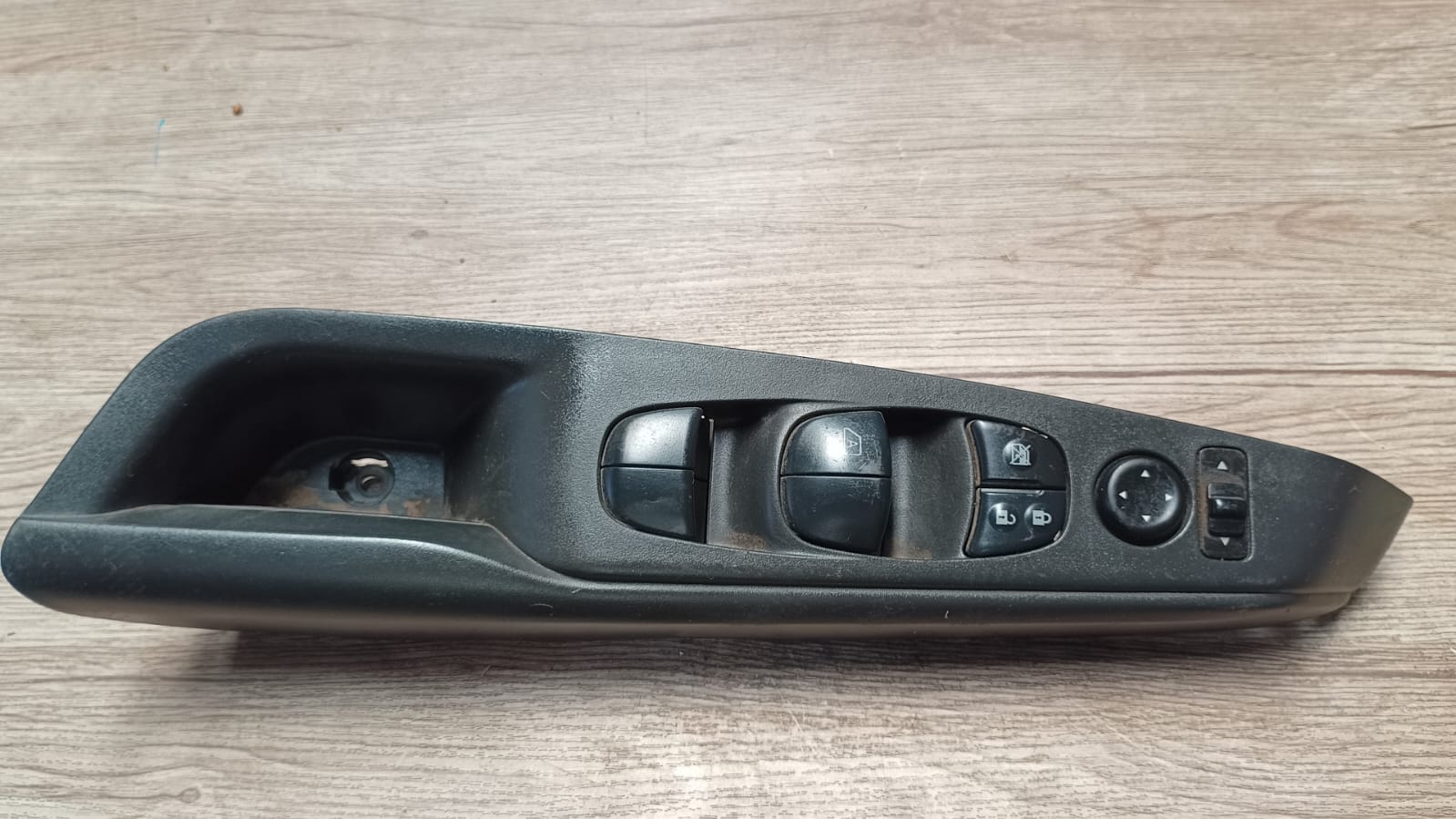 Botonera alzavidrio delantera izquierda principal nissan kicks