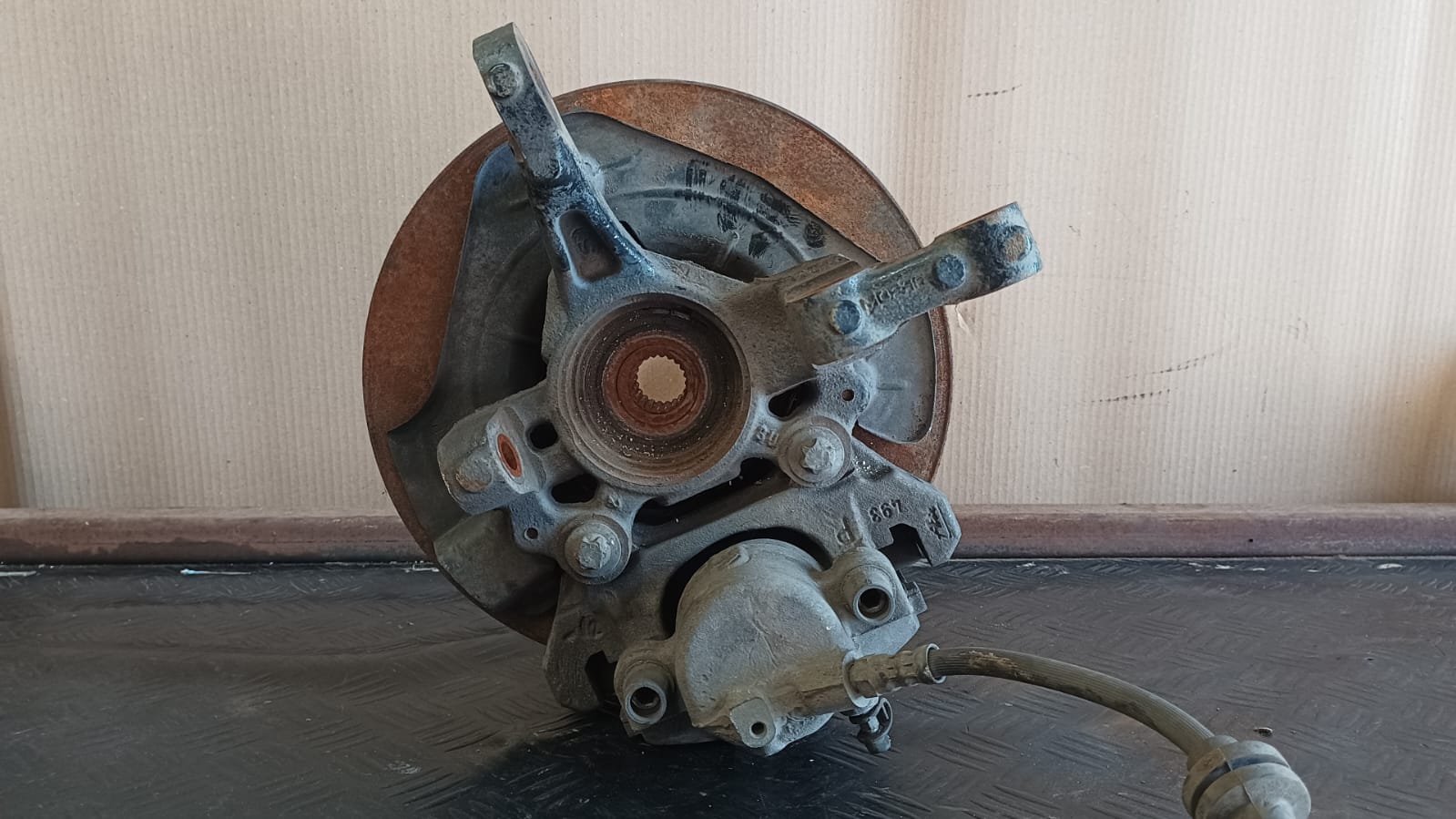 Muñon delantero izquierdo ram van 700