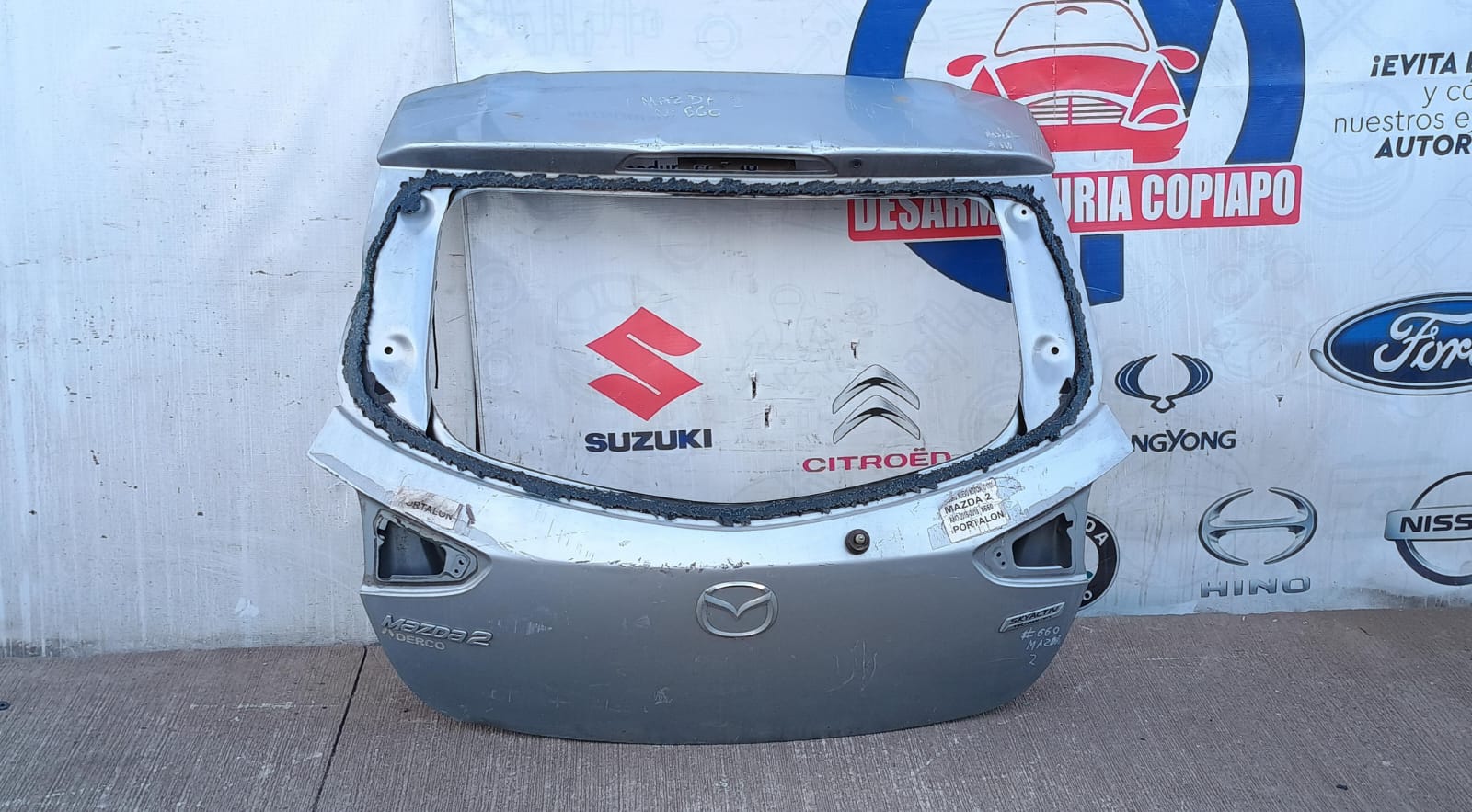 Tapa maleta / portalon mazda 2