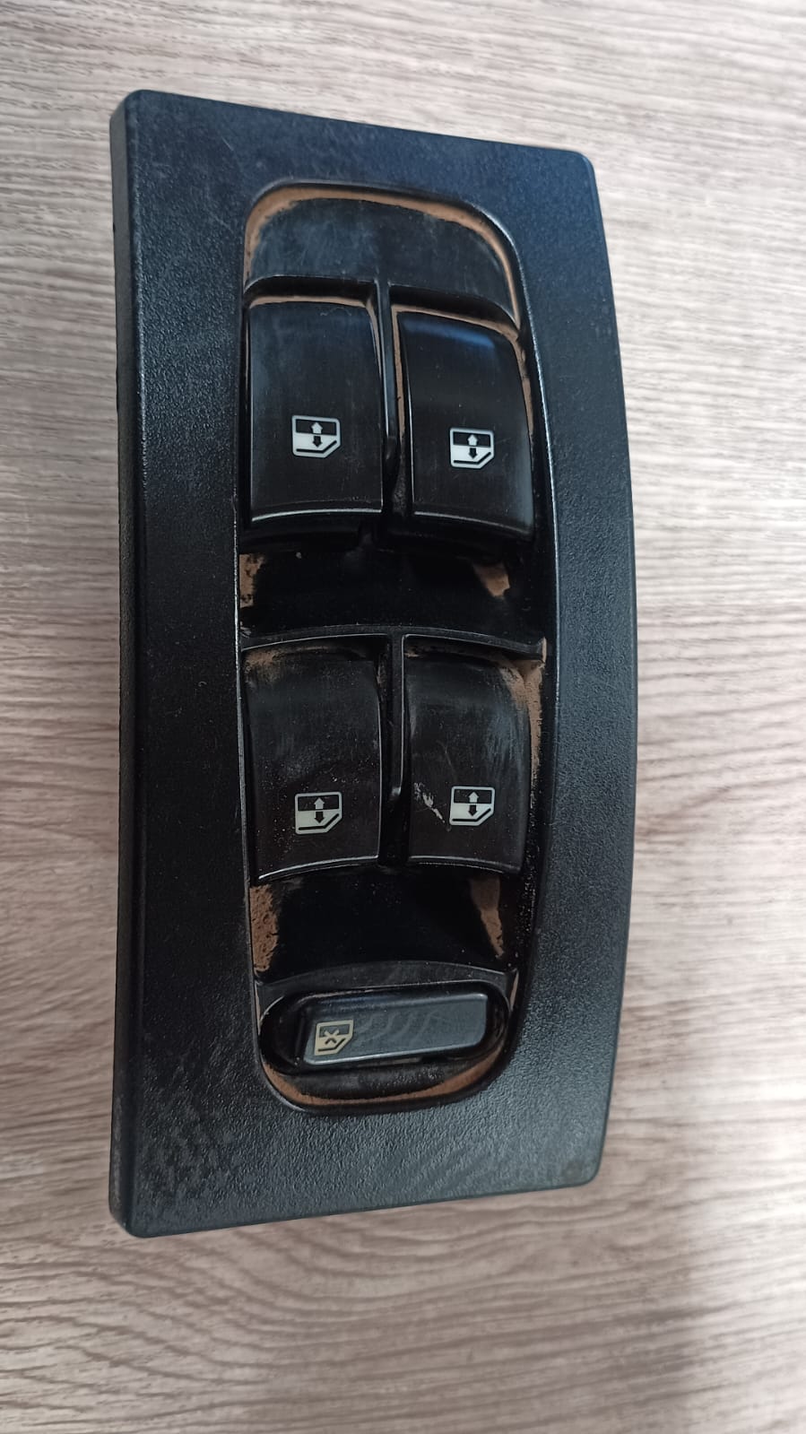Botonera Alzavidrio Delantera Izquierda Mahindra Scorpio 2018