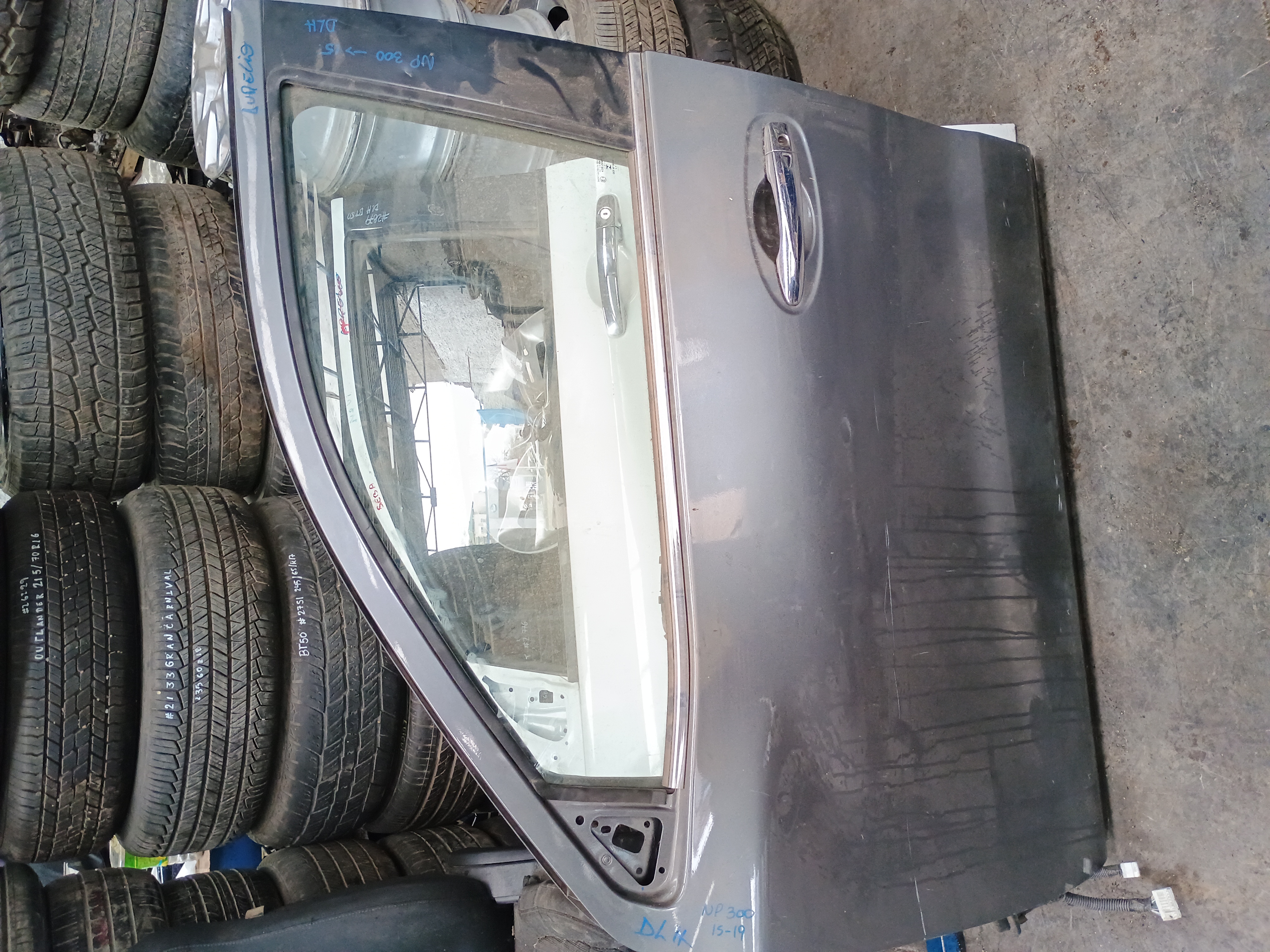 Puerta delantera izquierda nissan np300 2015 2016 2017 2018 2019 2020