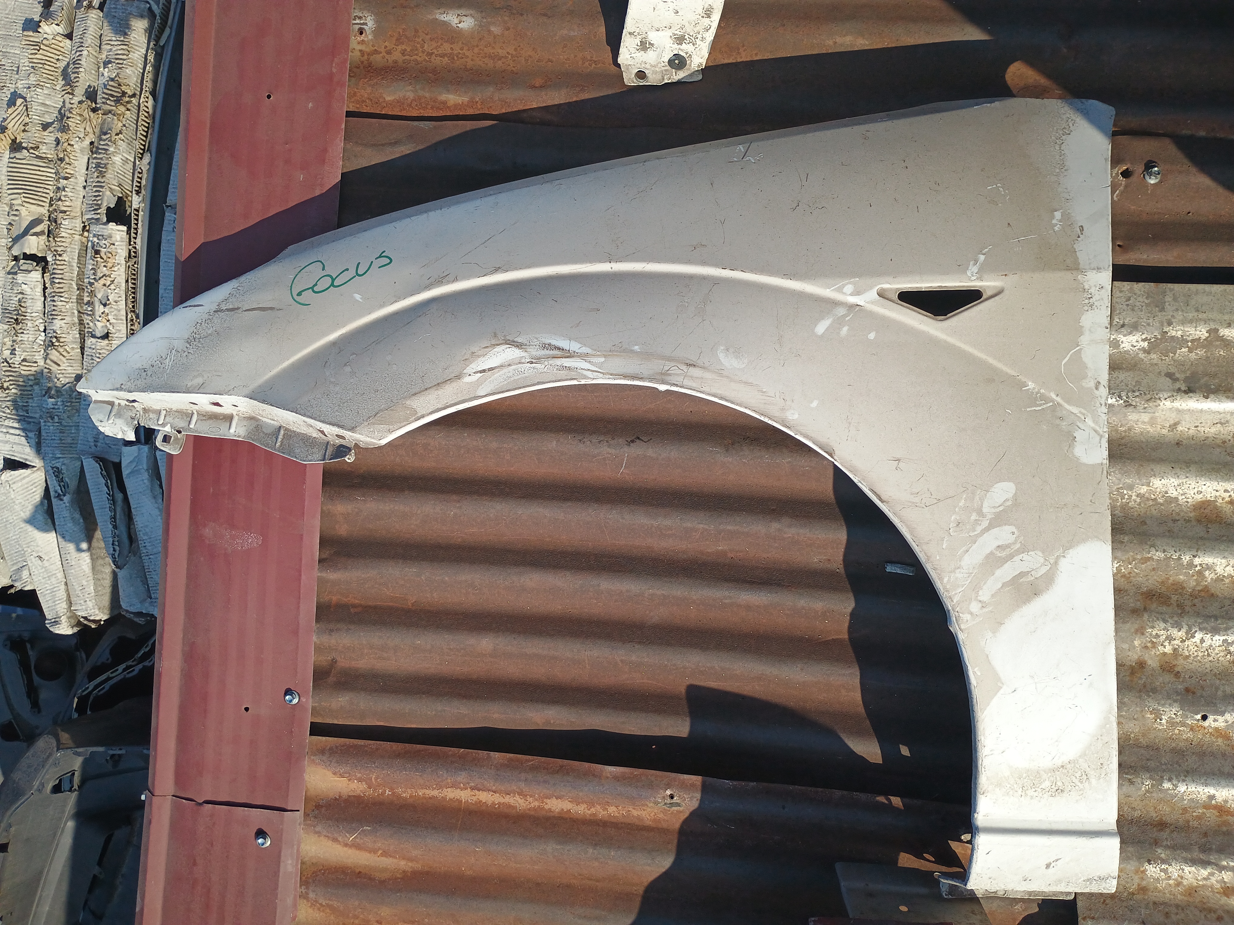 Tapabarro izquierdo ford focus 2000 2001 2002 2003 2004