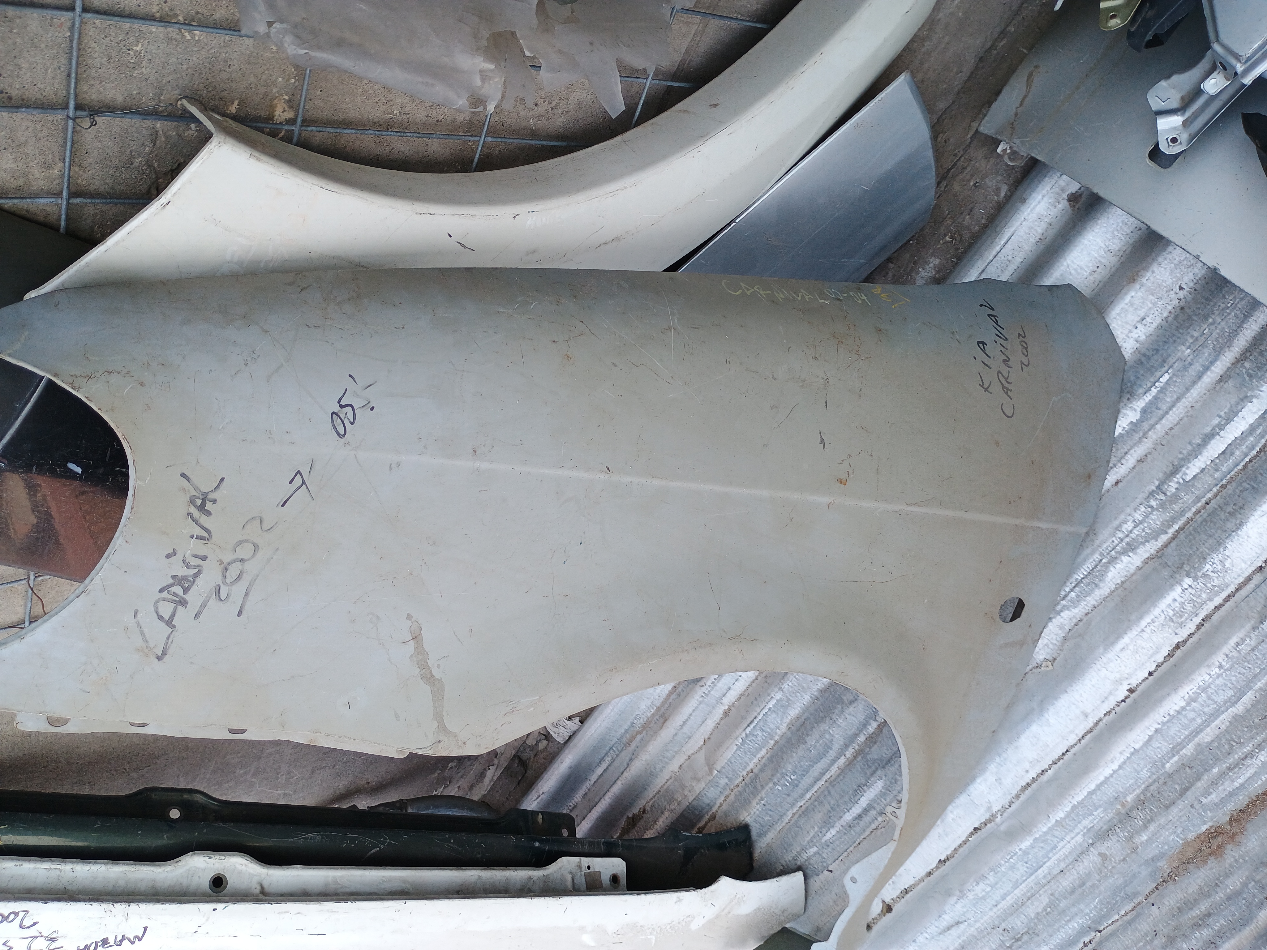 Tapabarro izquierdo kia grand carnival 2002 2003 2004 2005