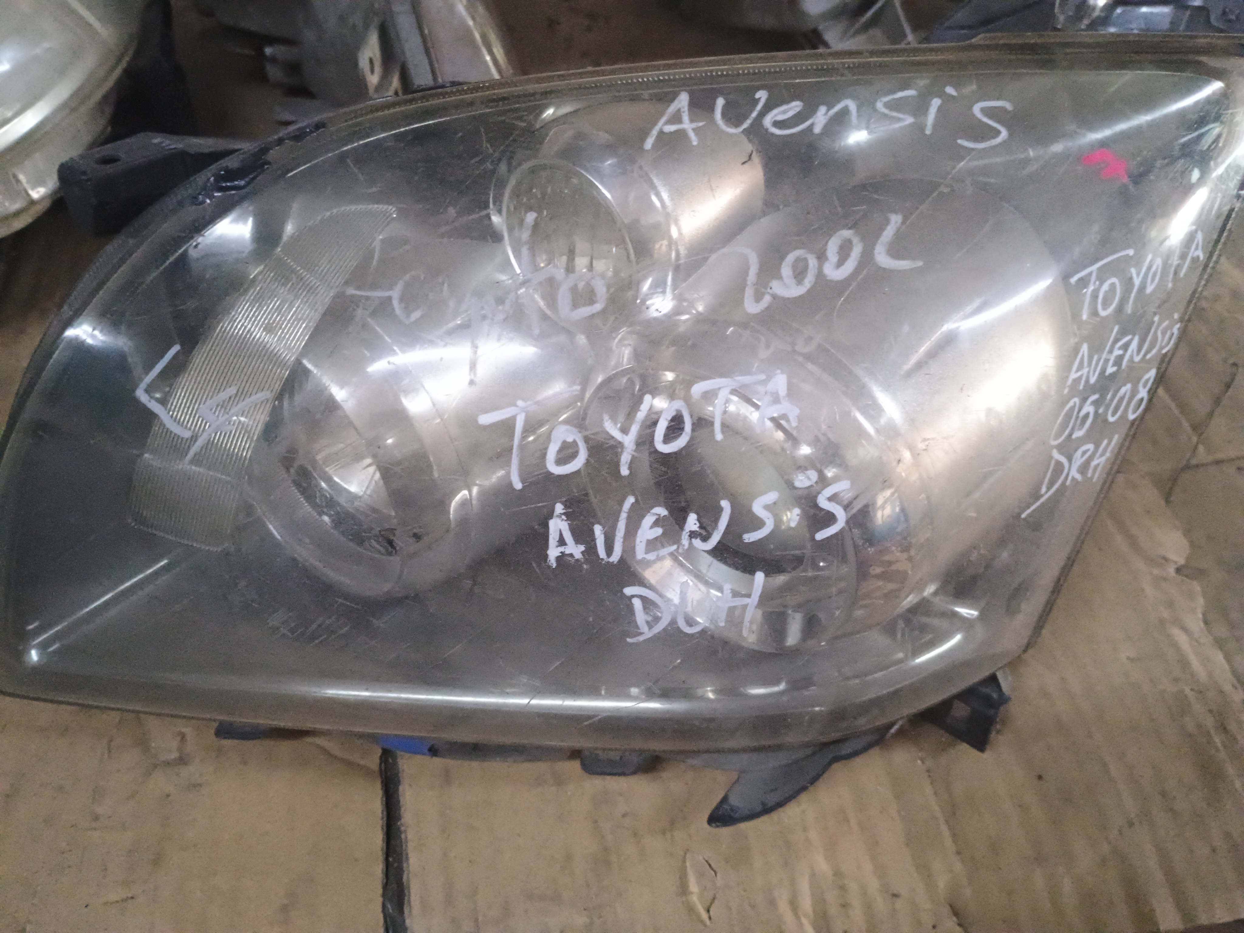 Optico izquierdo toyota avensis 2005 2006 2007 2008