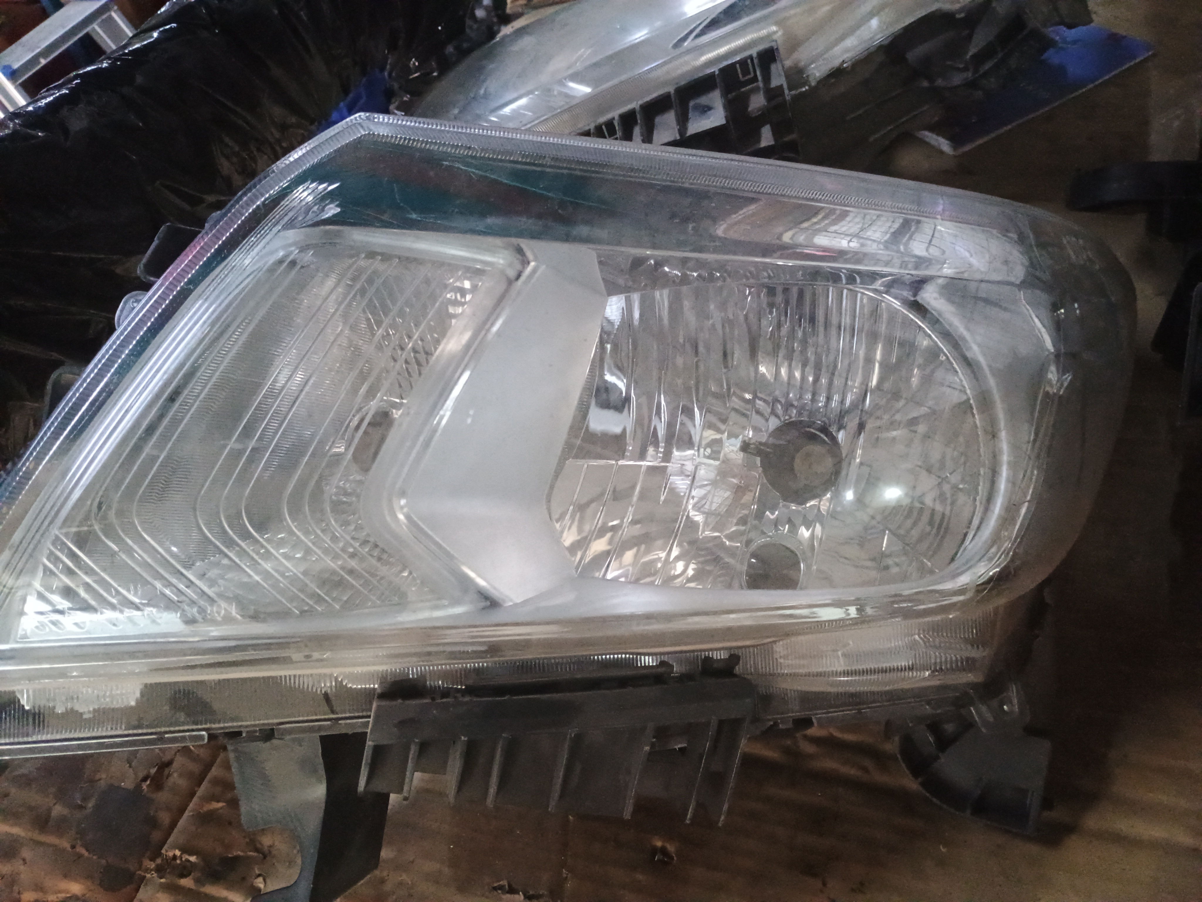 Optico izquierdo nissan np300 2015 2016 2017 2018 2019
