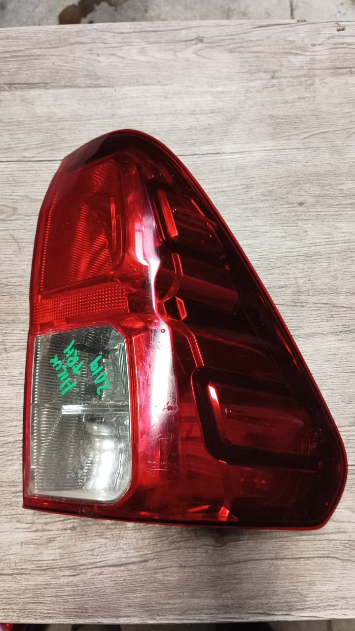 Foco trasero derecho toyota hilux