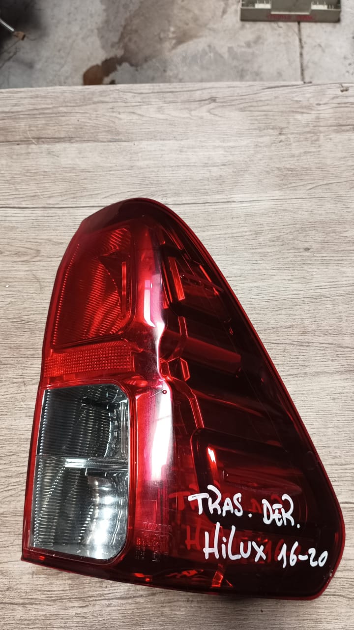 Foco trasero derecho toyota hilux