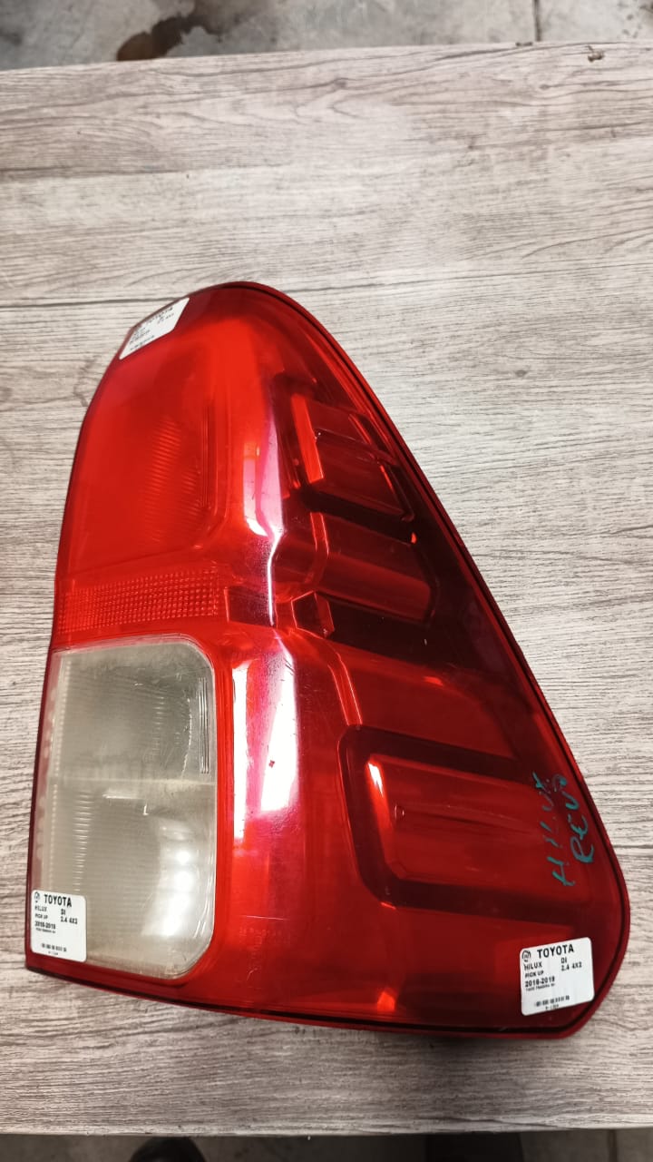 Foco trasero derecho toyota hilux