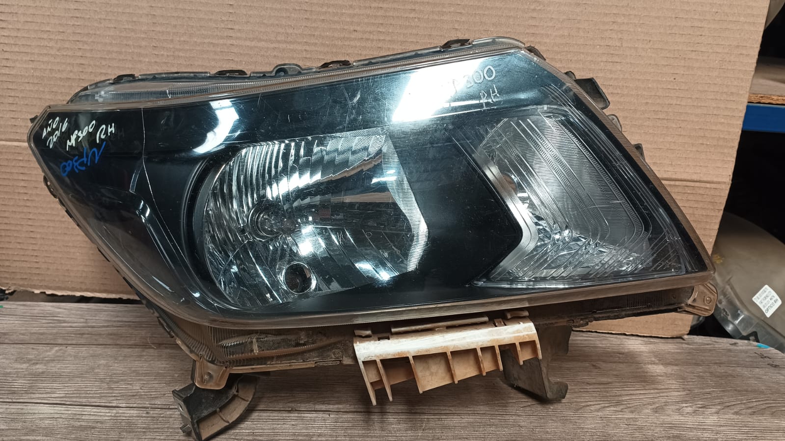 Optico derecho nissan np300
