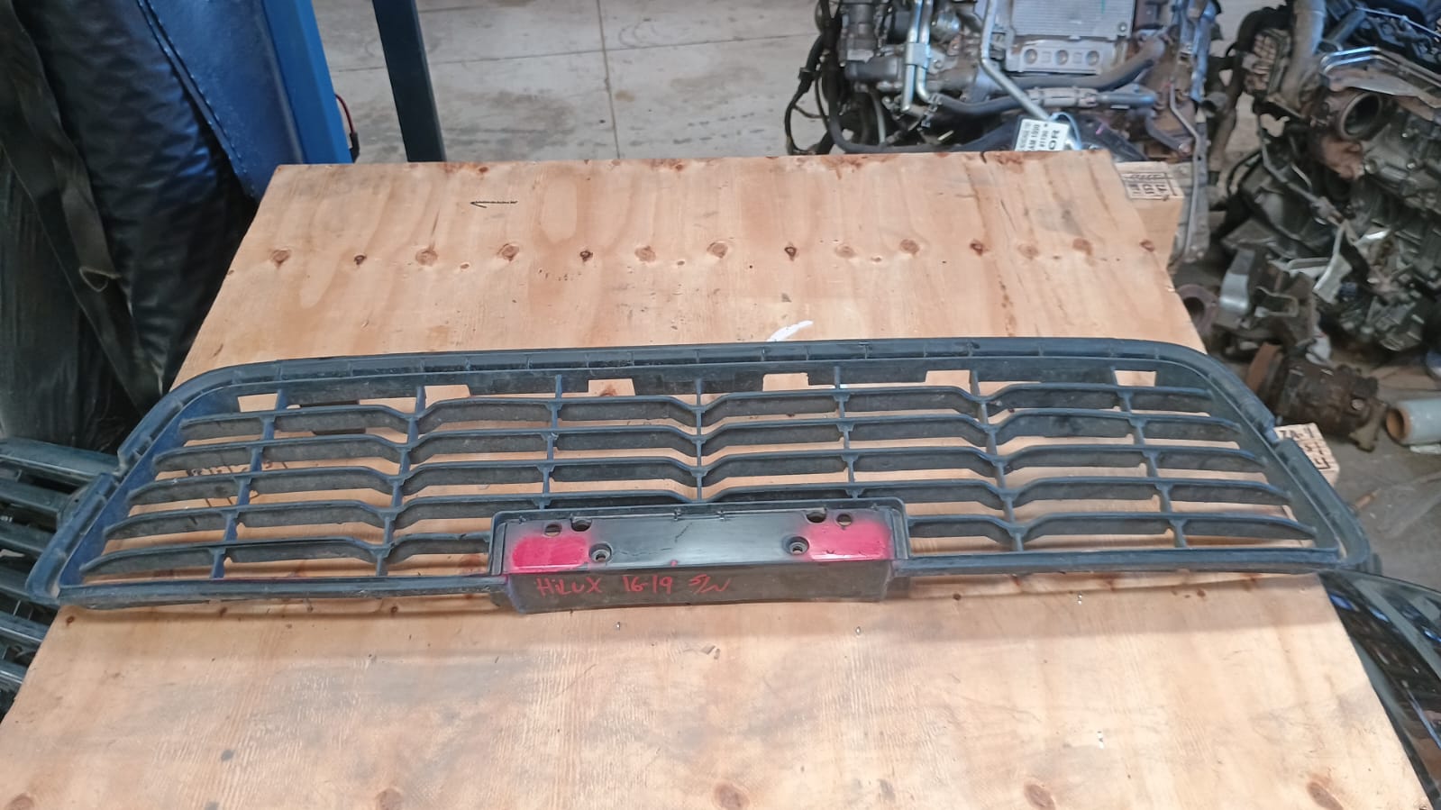 Rejilla parachoque central toyota hilux
