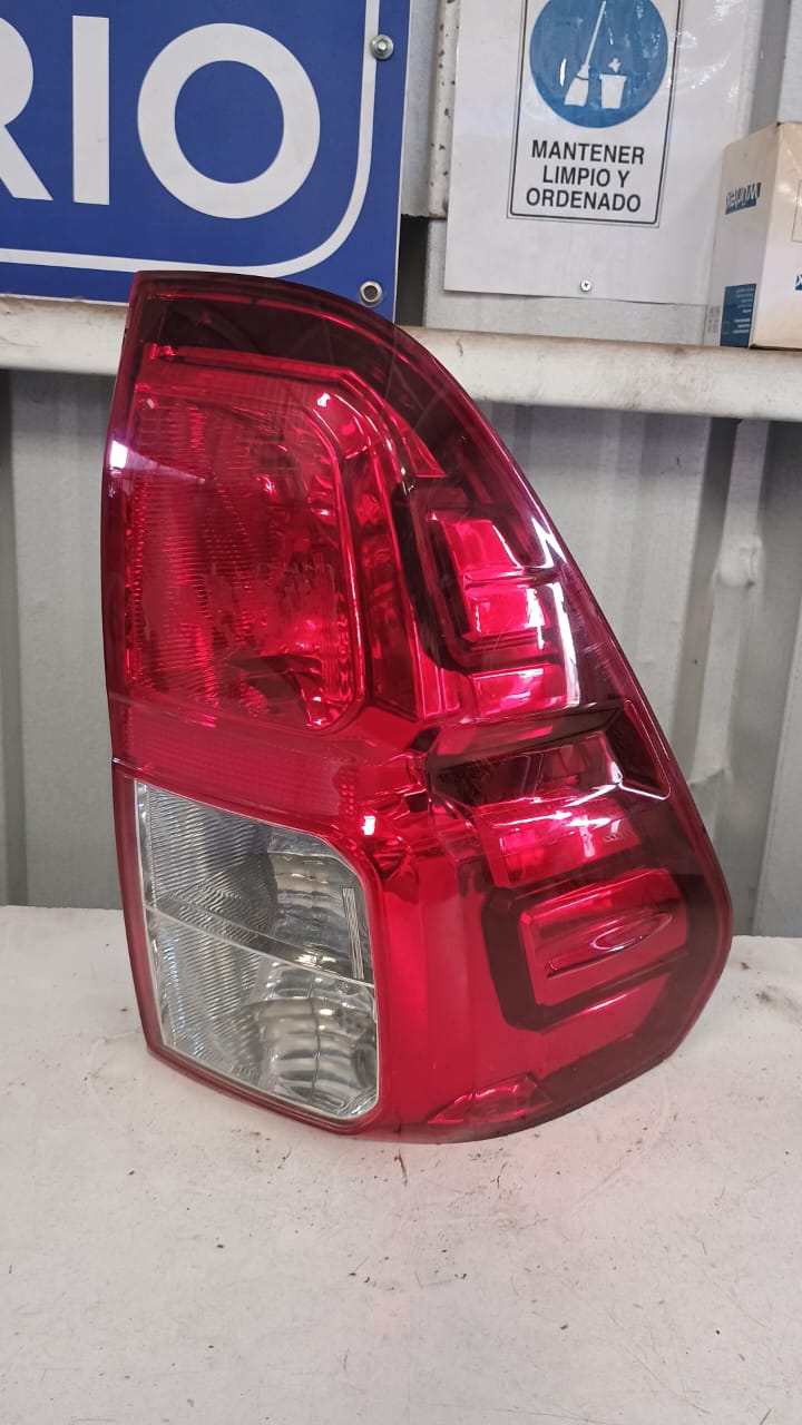 Foco trasero derecho toyota hilux