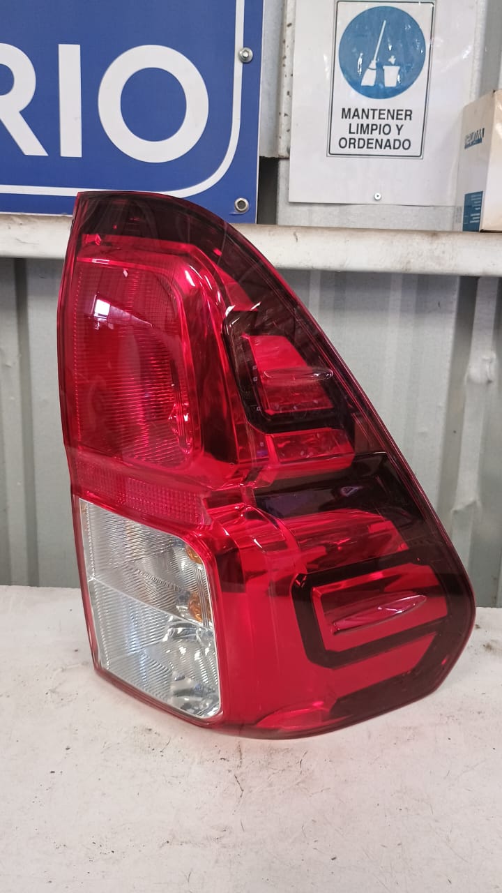 Foco trasero derecho toyota hilux