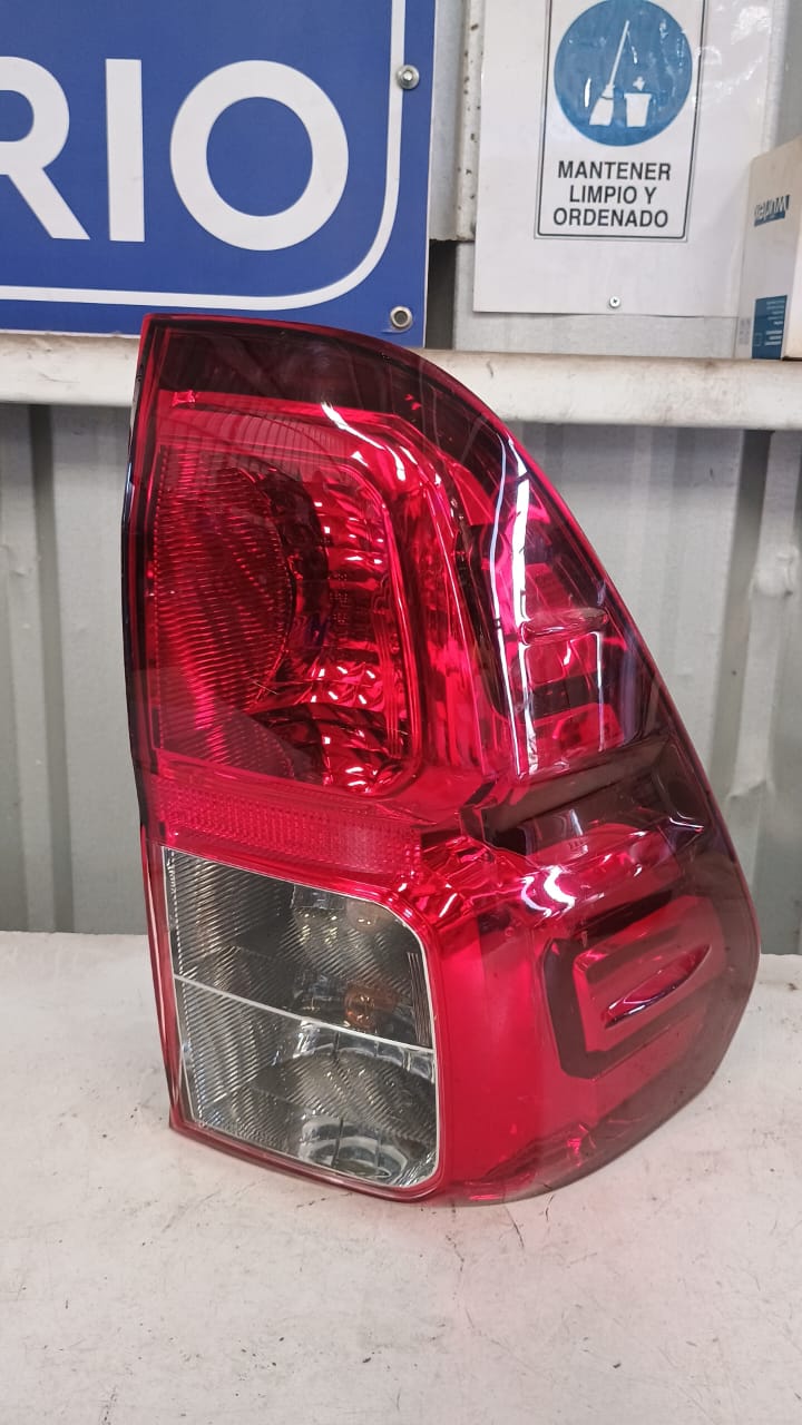 Foco trasero derecho toyota hilux