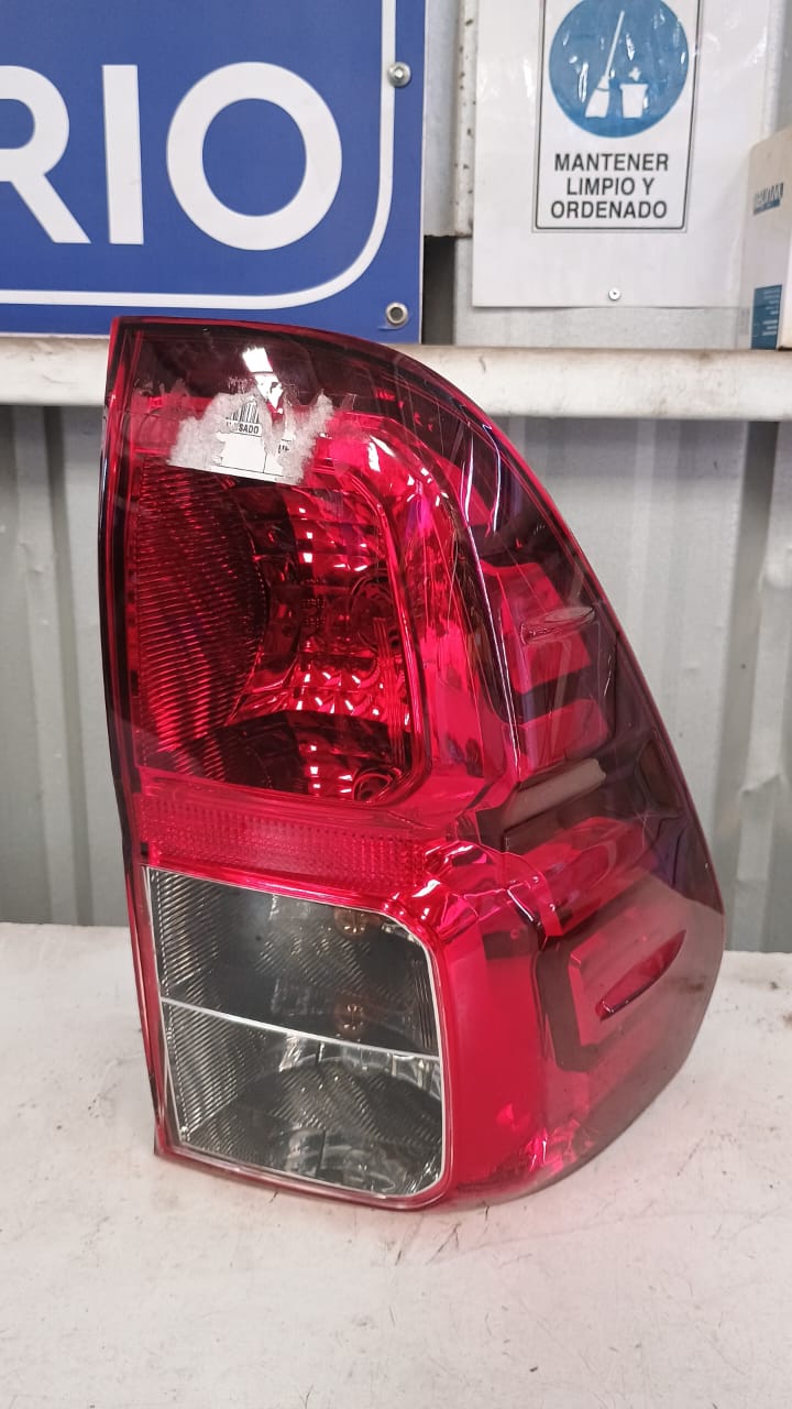 Foco trasero derecho toyota hilux