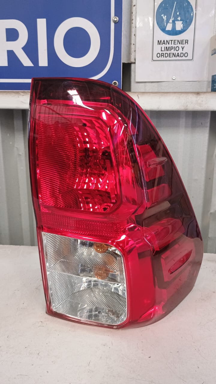 Foco trasero derecho toyota hilux