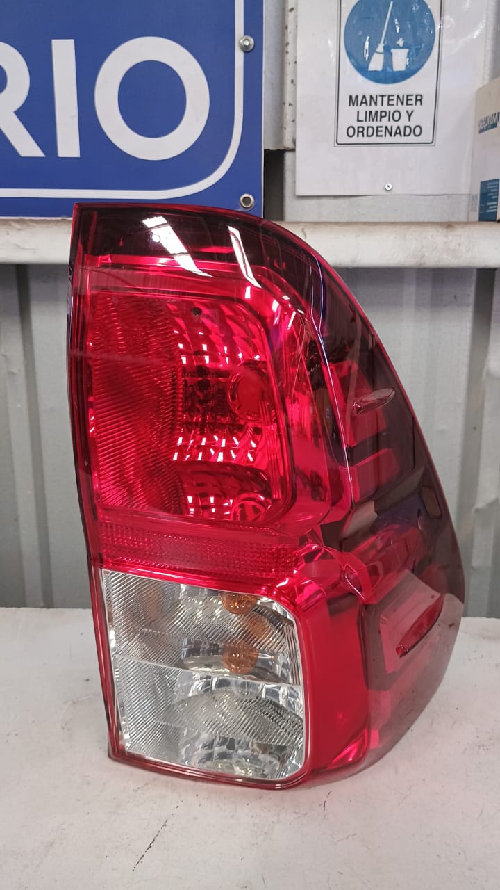 Foco trasero derecho toyota hilux