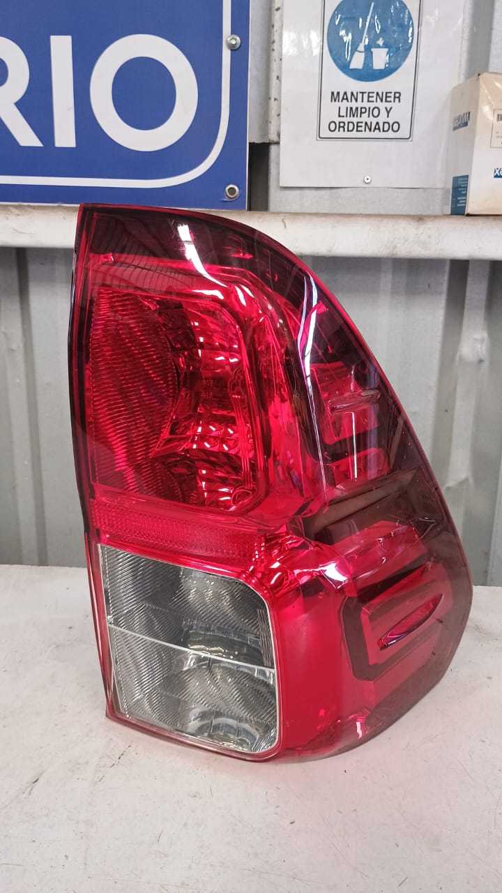 Foco trasero derecho toyota hilux