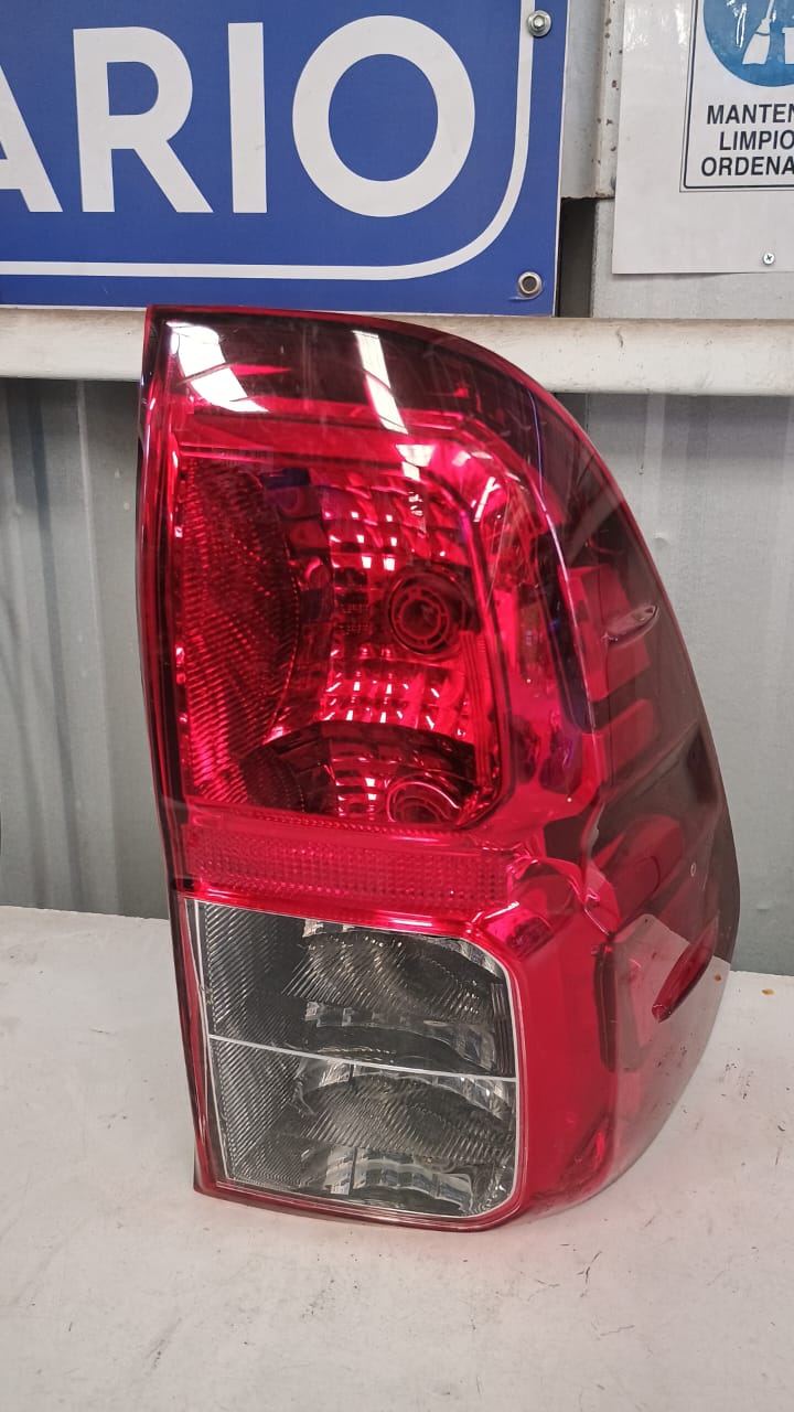 Foco trasero derecho toyota hilux
