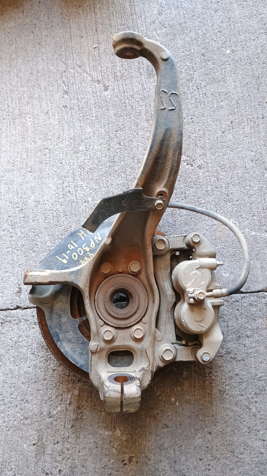Muñon delantero derecho nissan np300