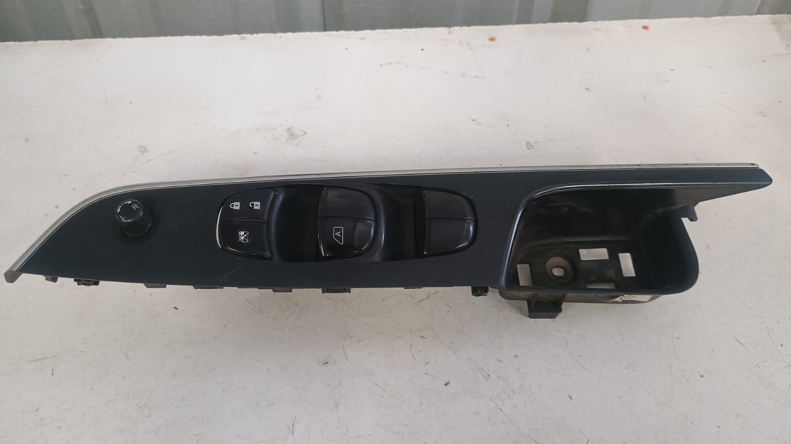 Botonera alzavidrio delantera izquierda principal nissan np300