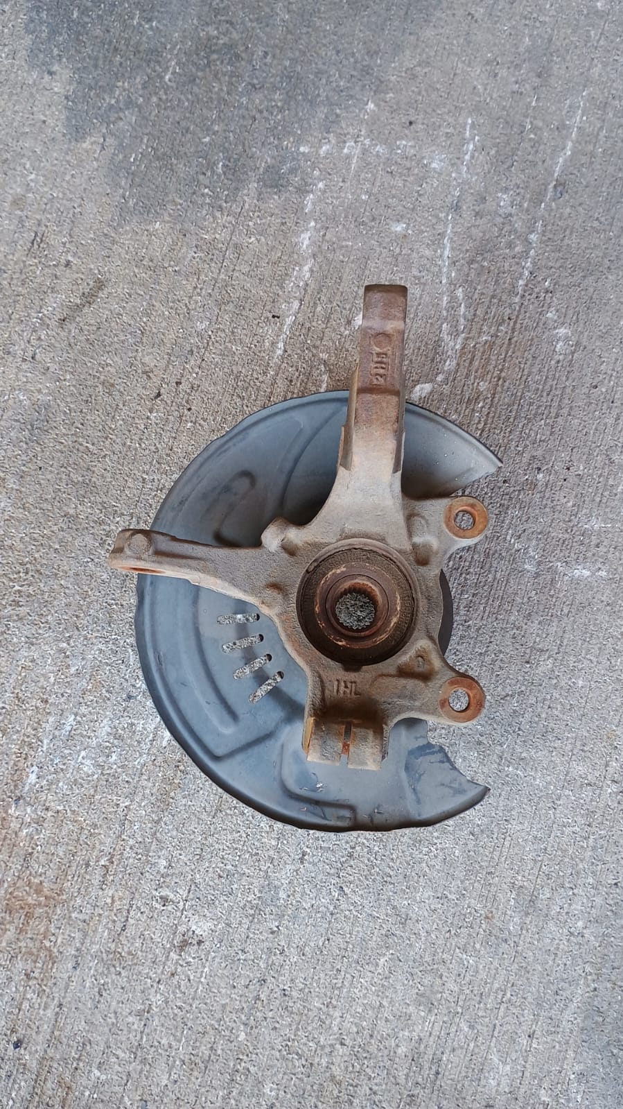 Muñon delantero izquierdo nissan versa