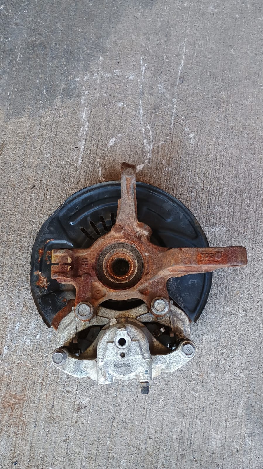 Muñon delantero izquierdo nissan versa