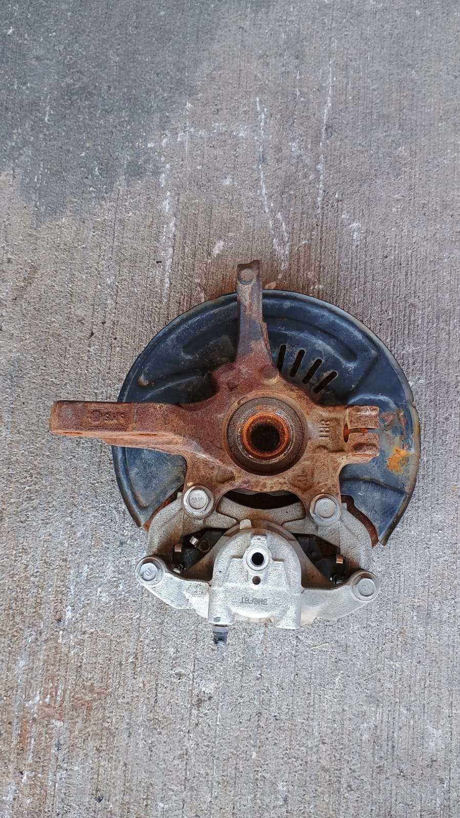 Muñon delantero derecho nissan versa