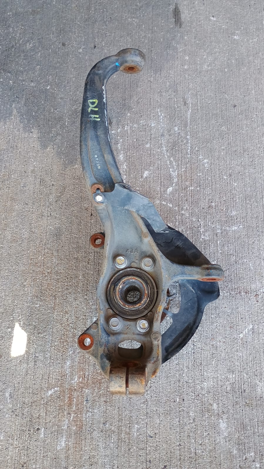 Muñon delantero izquierdo nissan np300