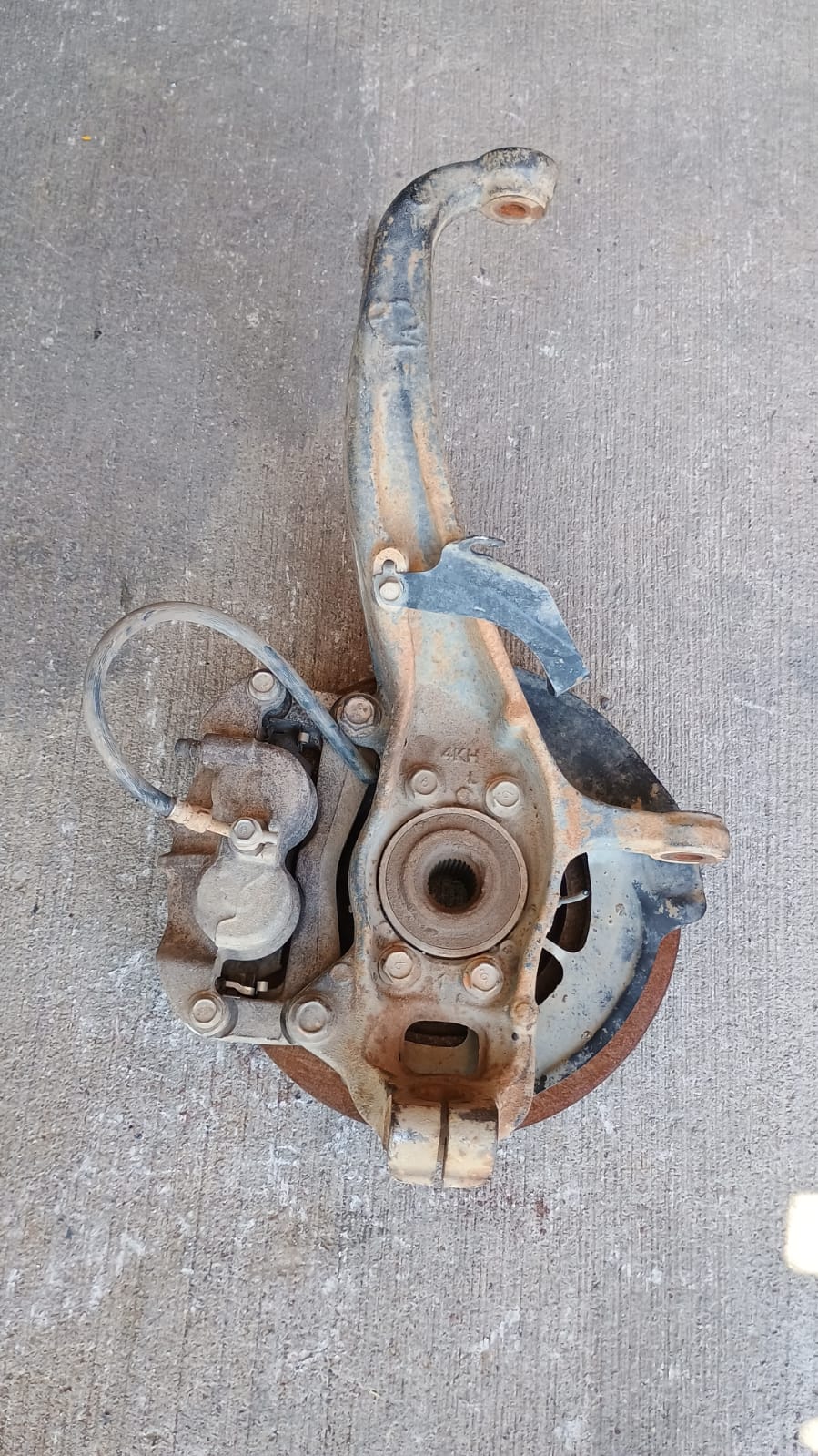 Muñon delantero izquierdo nissan np300