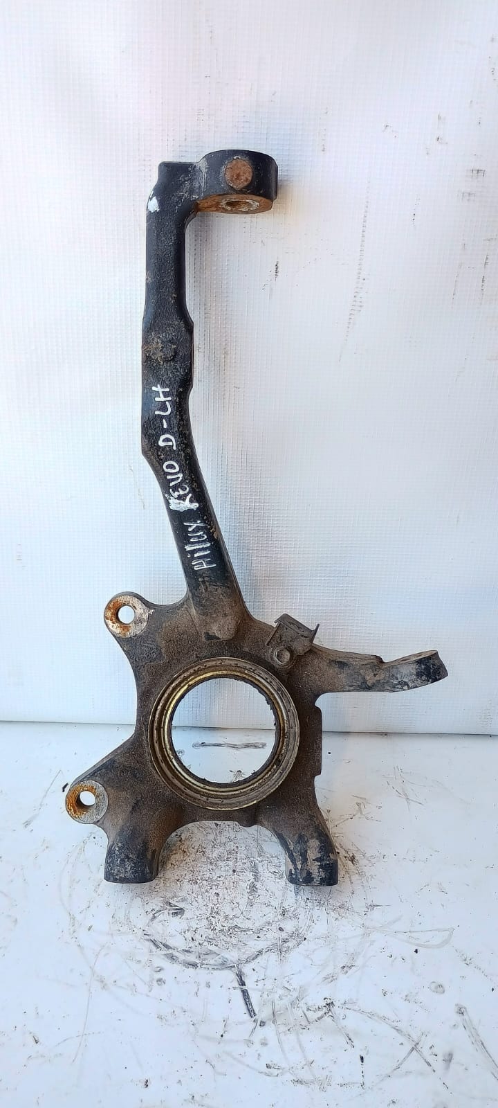 Muñon delantero izquierdo toyota hilux