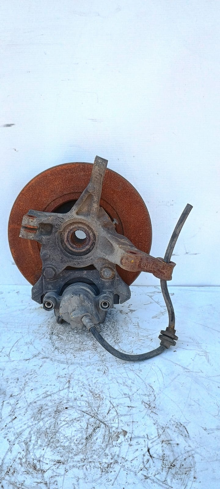 Muñon delantero izquierdo renault symbol