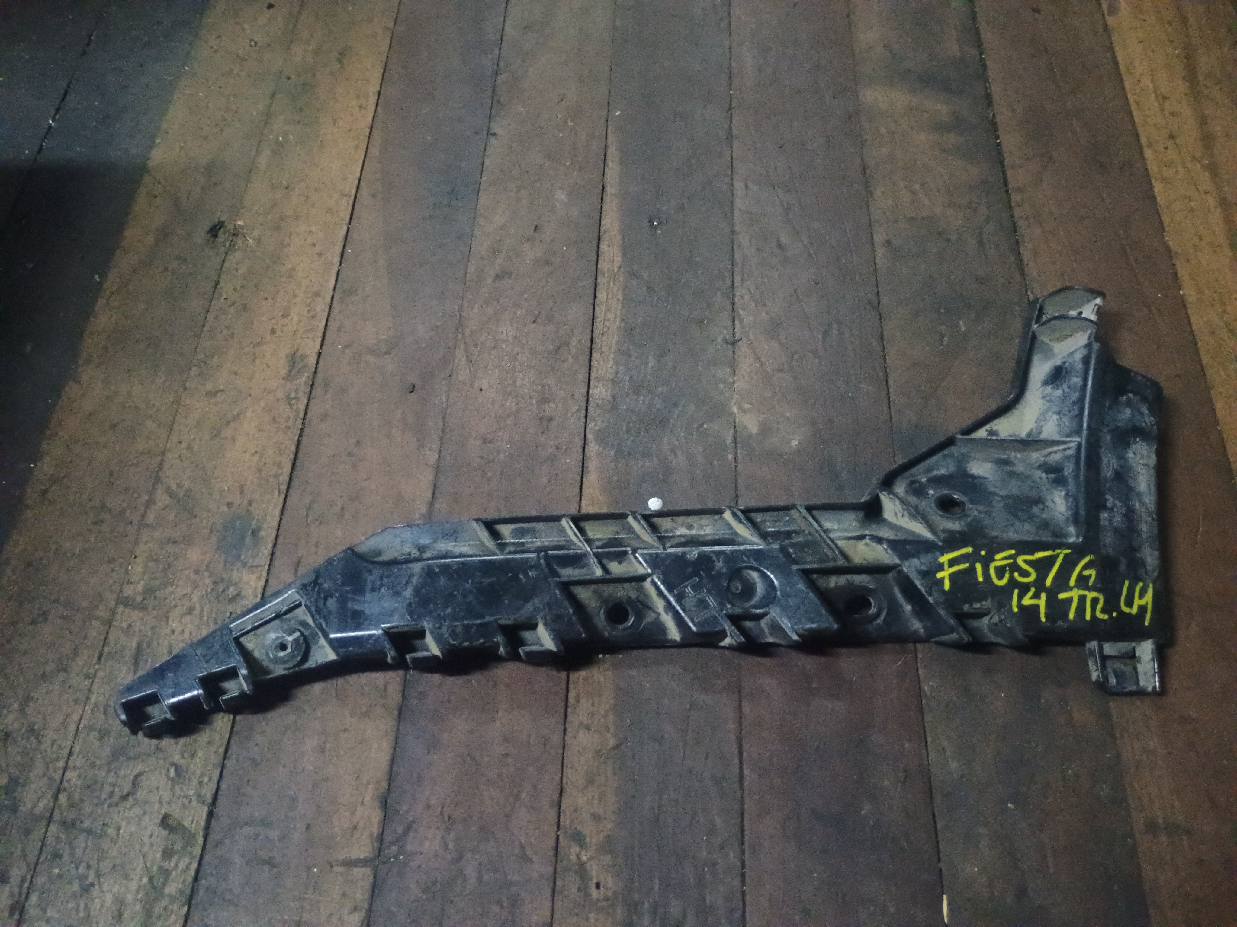 Mensula de parachoque trasero izquierdo ford fiesta 2014 2015 2016