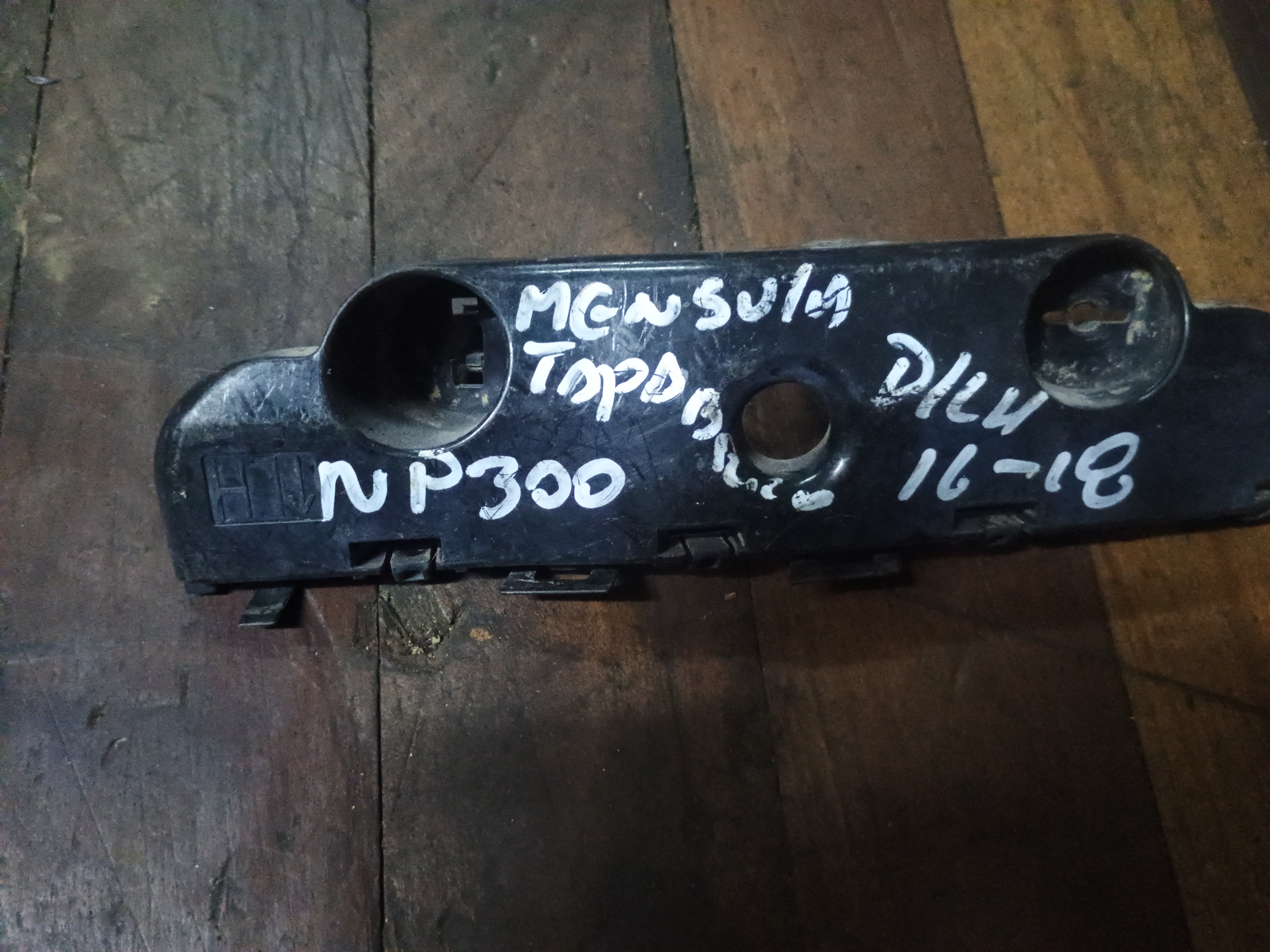 Mensula de tapabarro izquierdo nissan np300 2015 2016 2017 2018 2019 2020