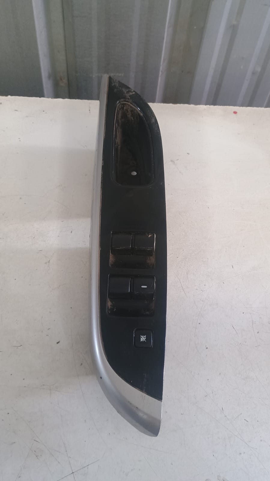 Botonera alzavidrio delantera izquierda principal mitsubishi l200