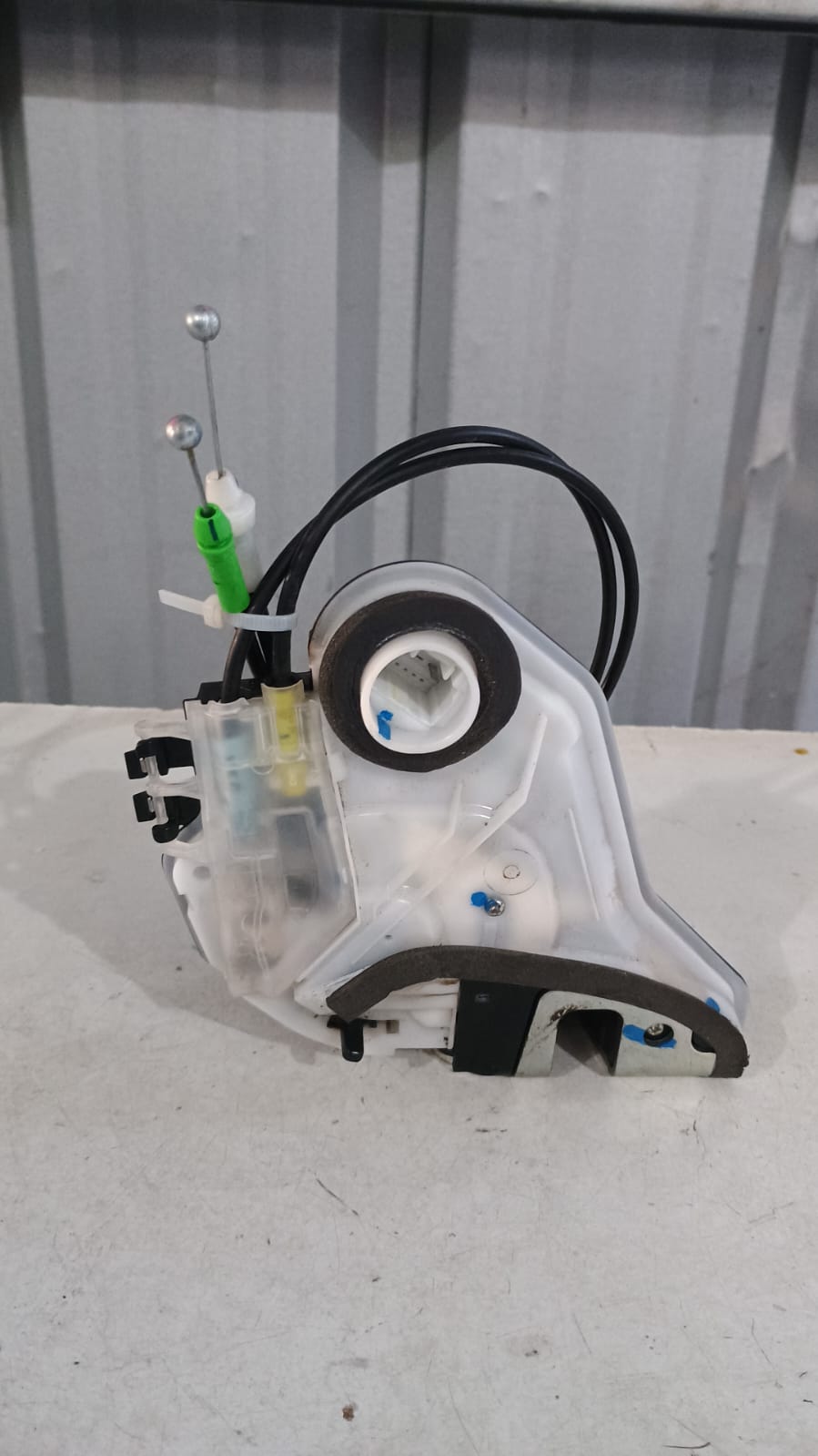 Chapa puerta trasera derecha toyota hilux